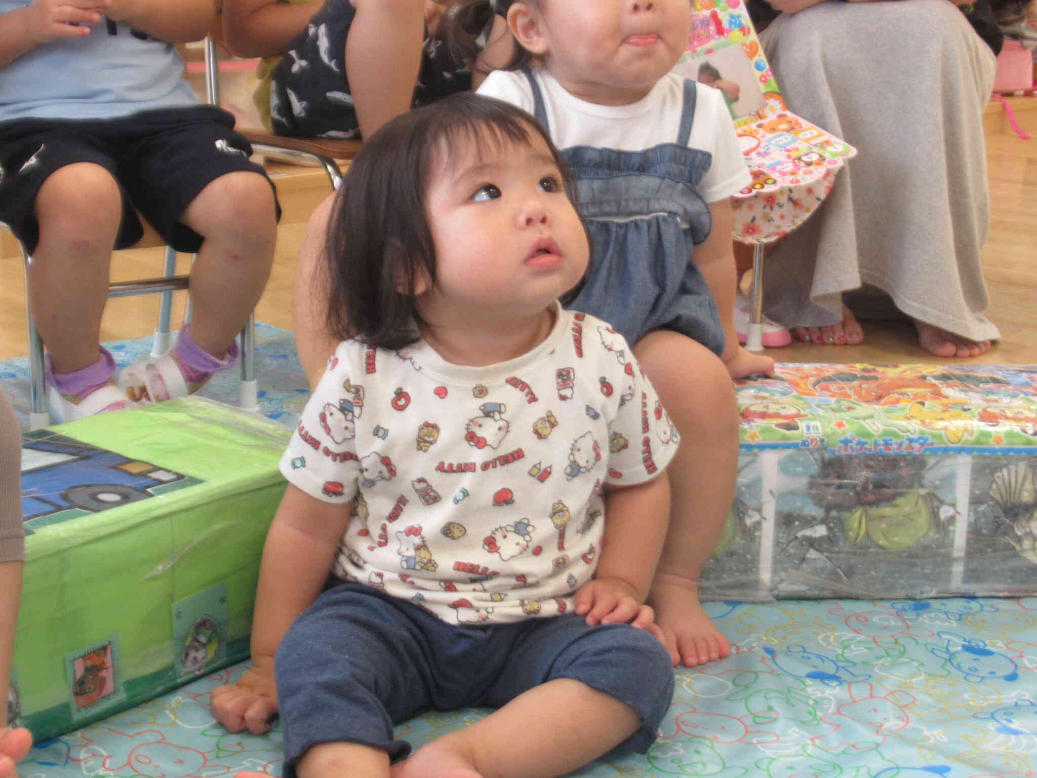 真剣に出し物を見ています