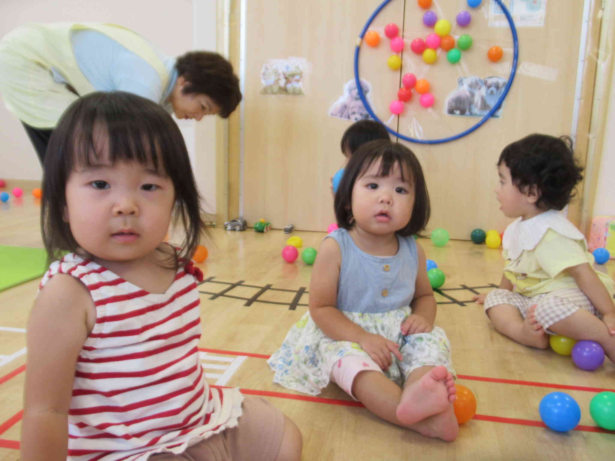室内でボールあそび