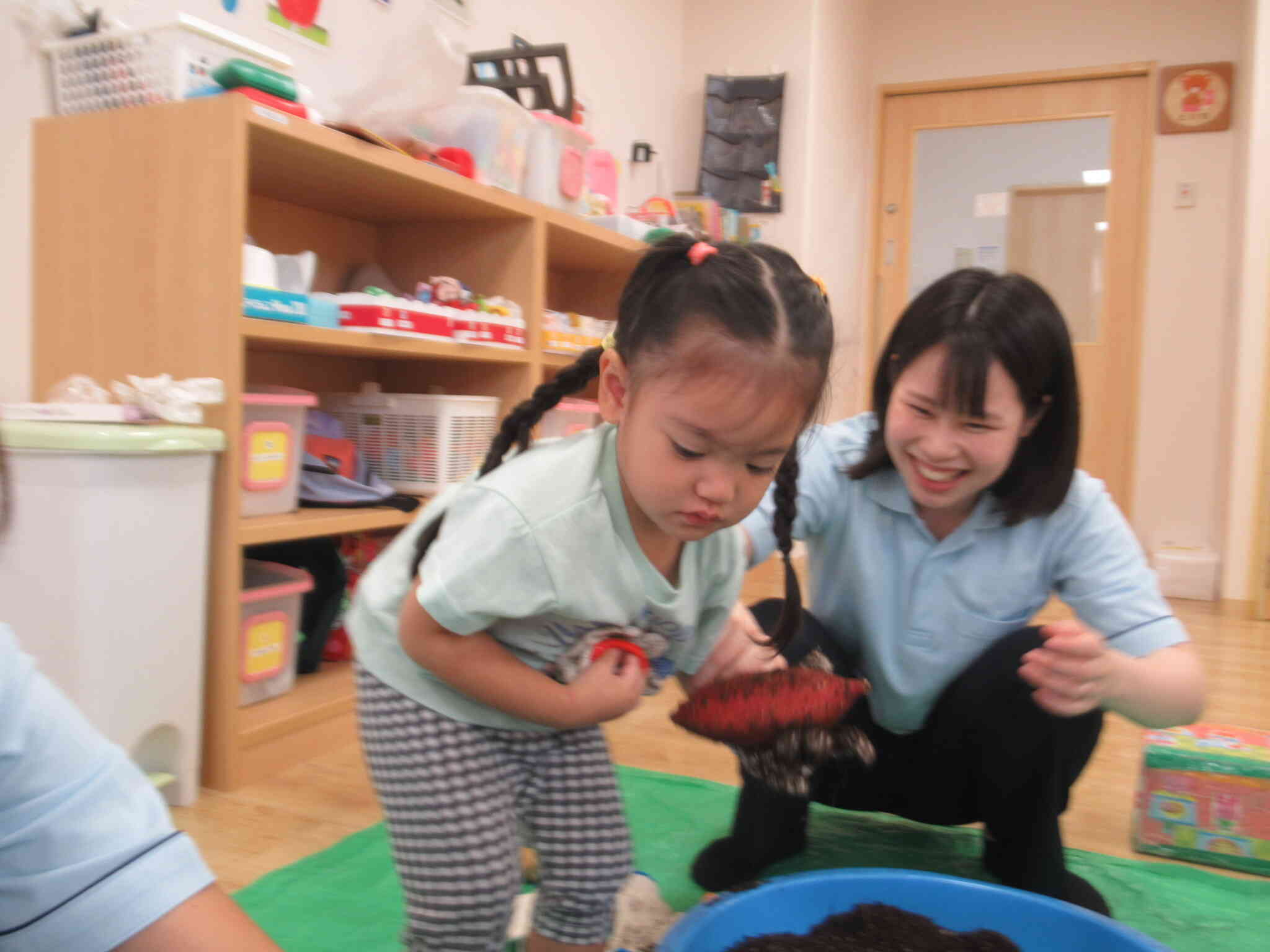 一生懸命おいもを運んでいます♪