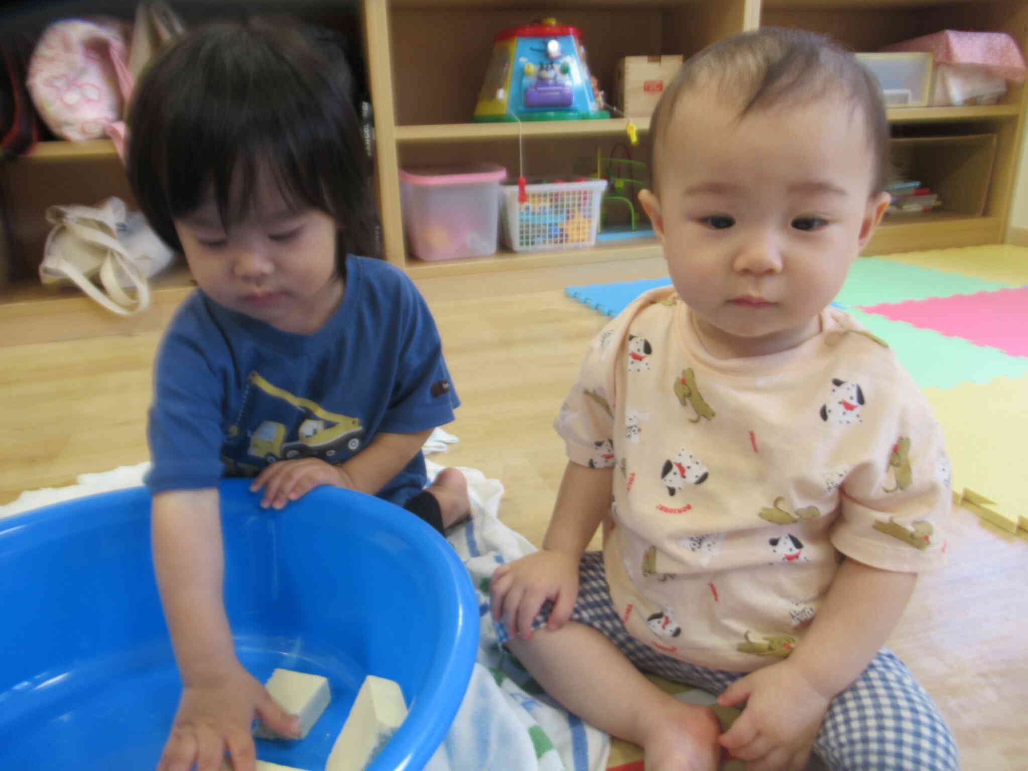 ぷにぷに気持ちいいね♪ 高野豆腐で感触遊び！