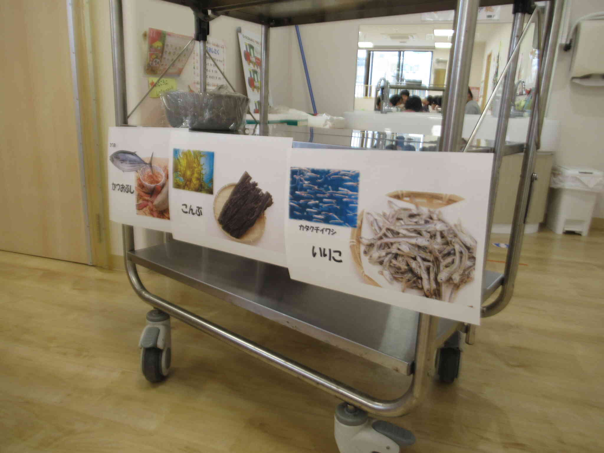 子ども達に写真やイラストを見せてイメージしてもらいます。