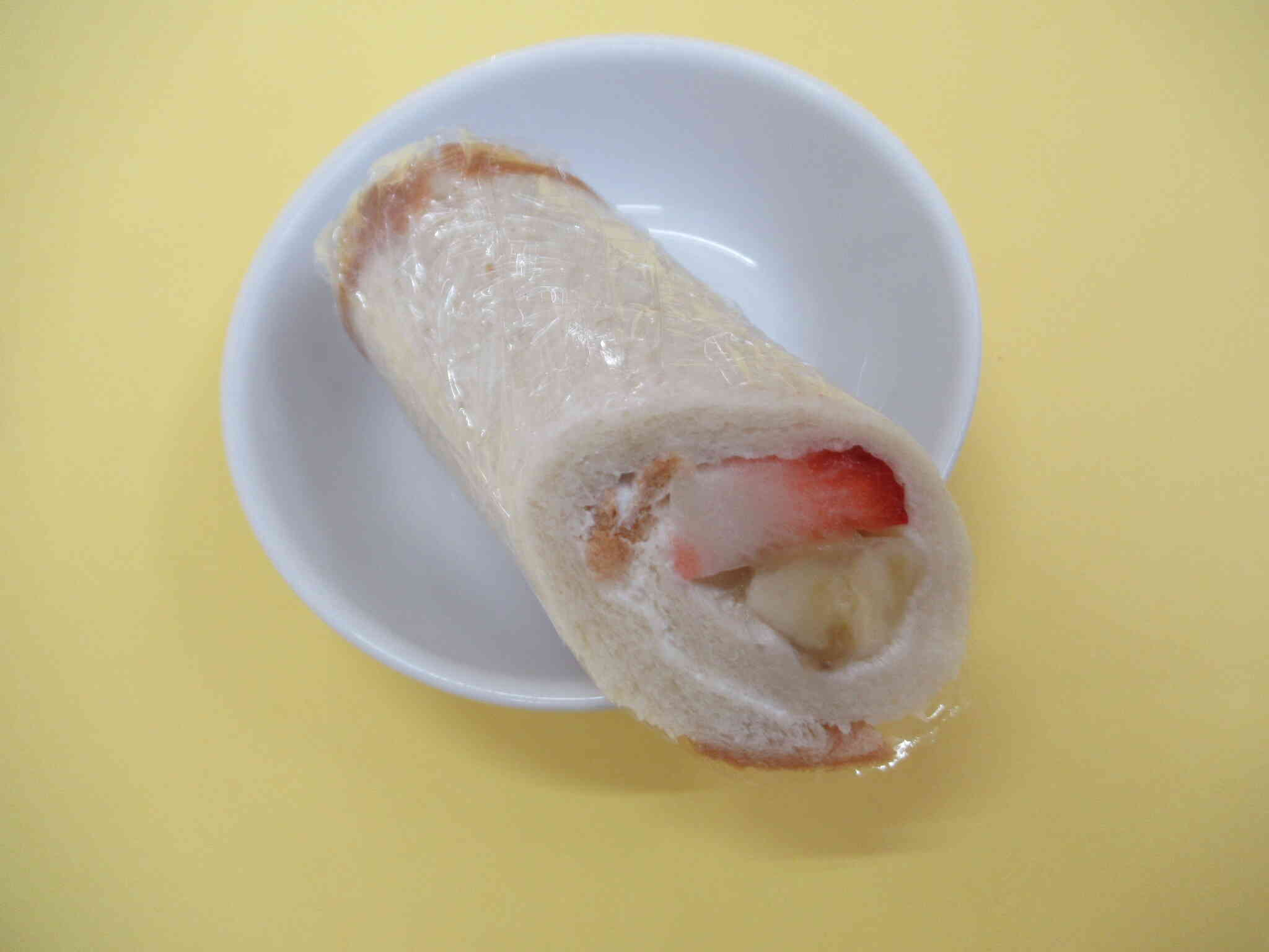 生クリームにキウイ、いちご、バナナなどのフルーツがぎっしり♪