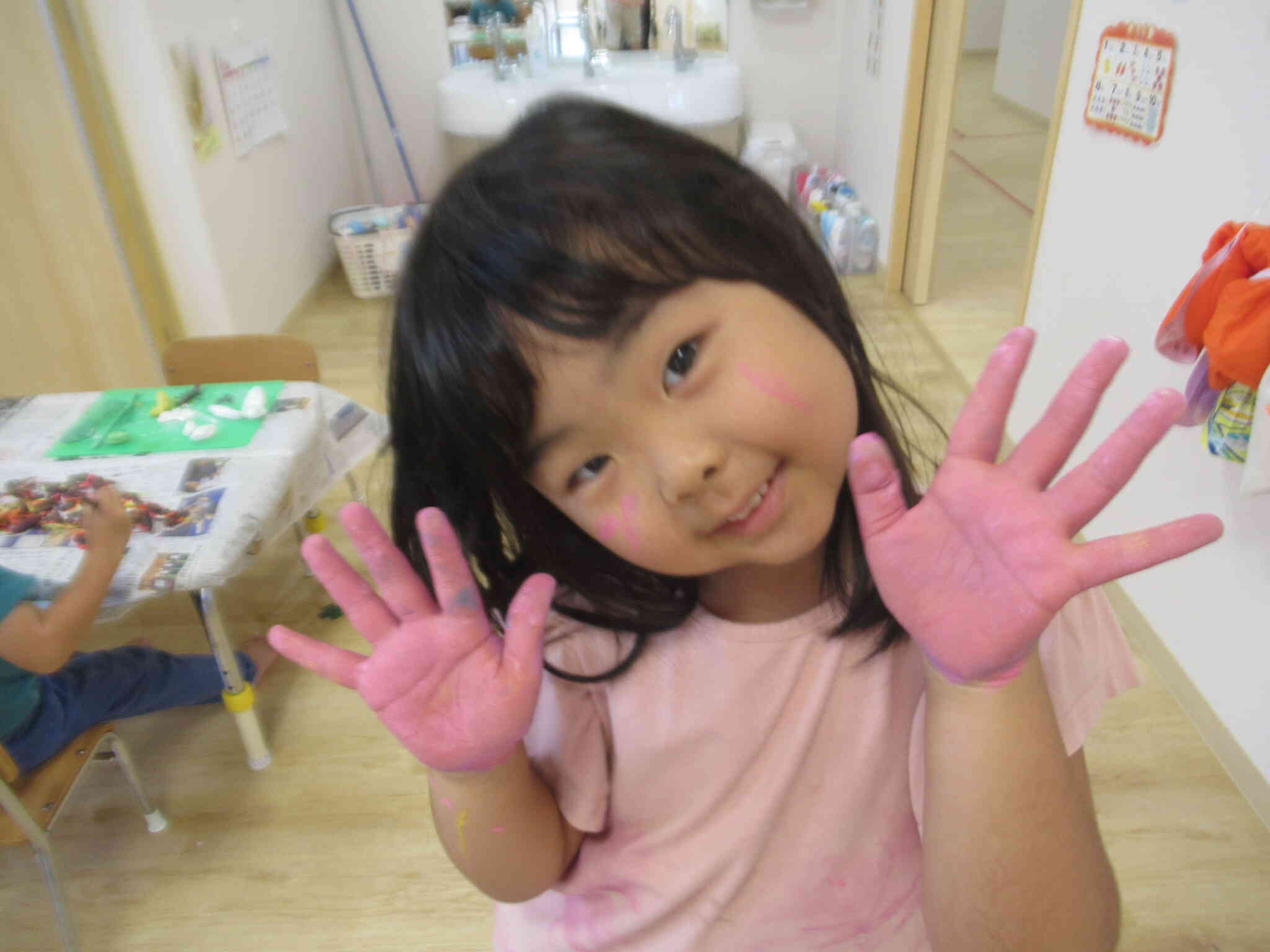 指先を使って楽しく制作中!