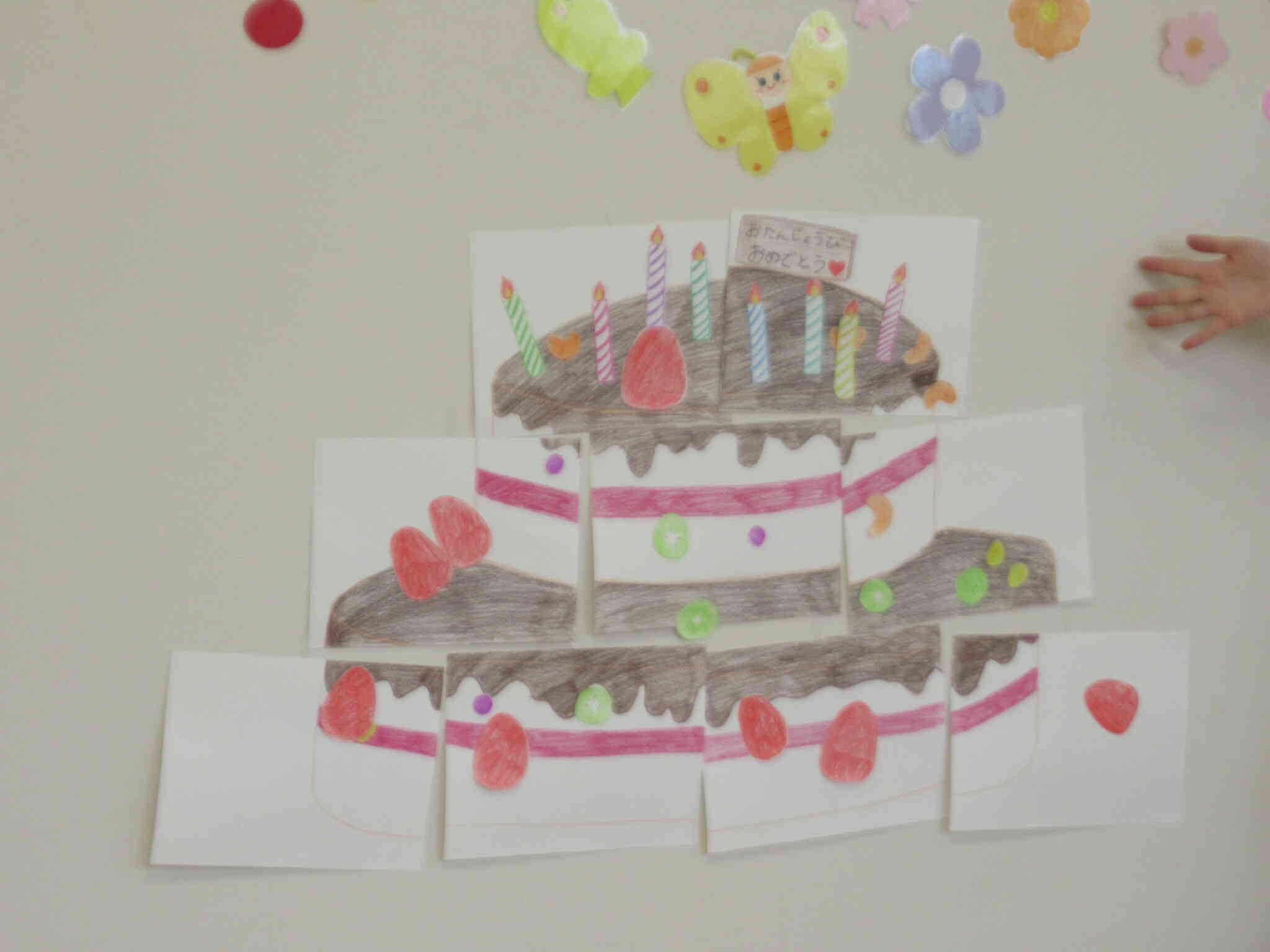みんなで大きなお誕生日ケーキにデコレーションをしました！