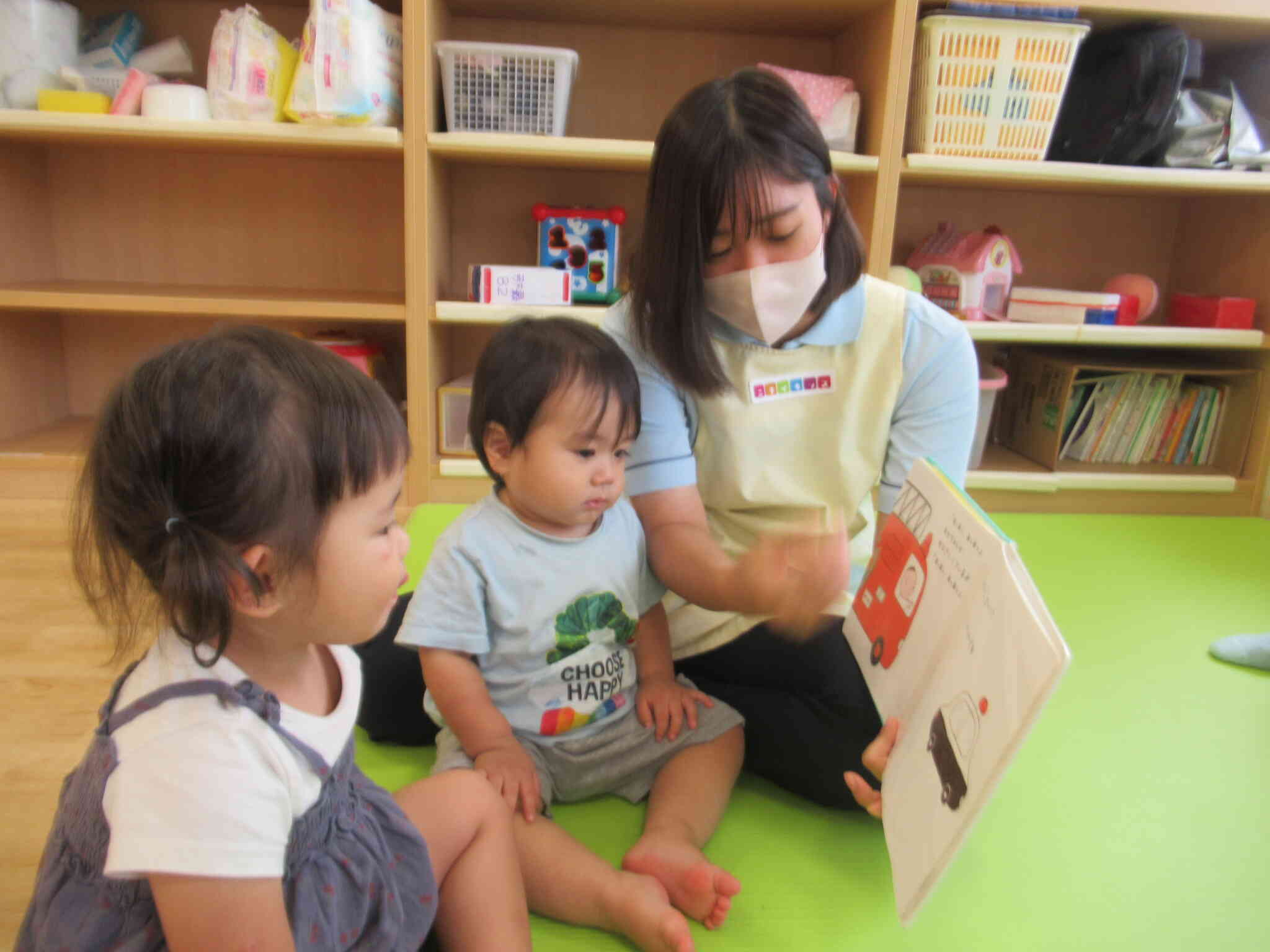 保育者の読み聞かせに、みんな夢中です♪