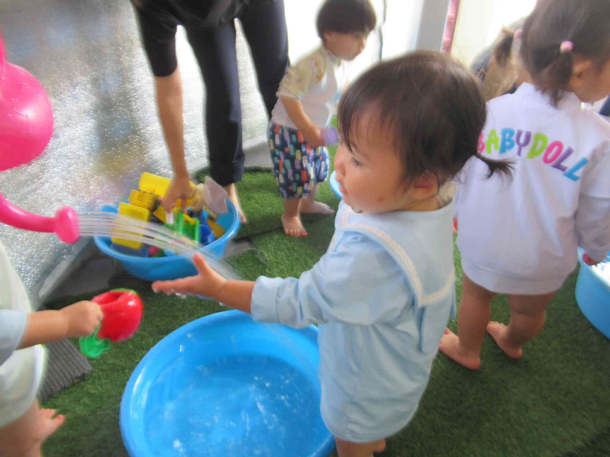 お気に入りのおもちゃと水遊び♪