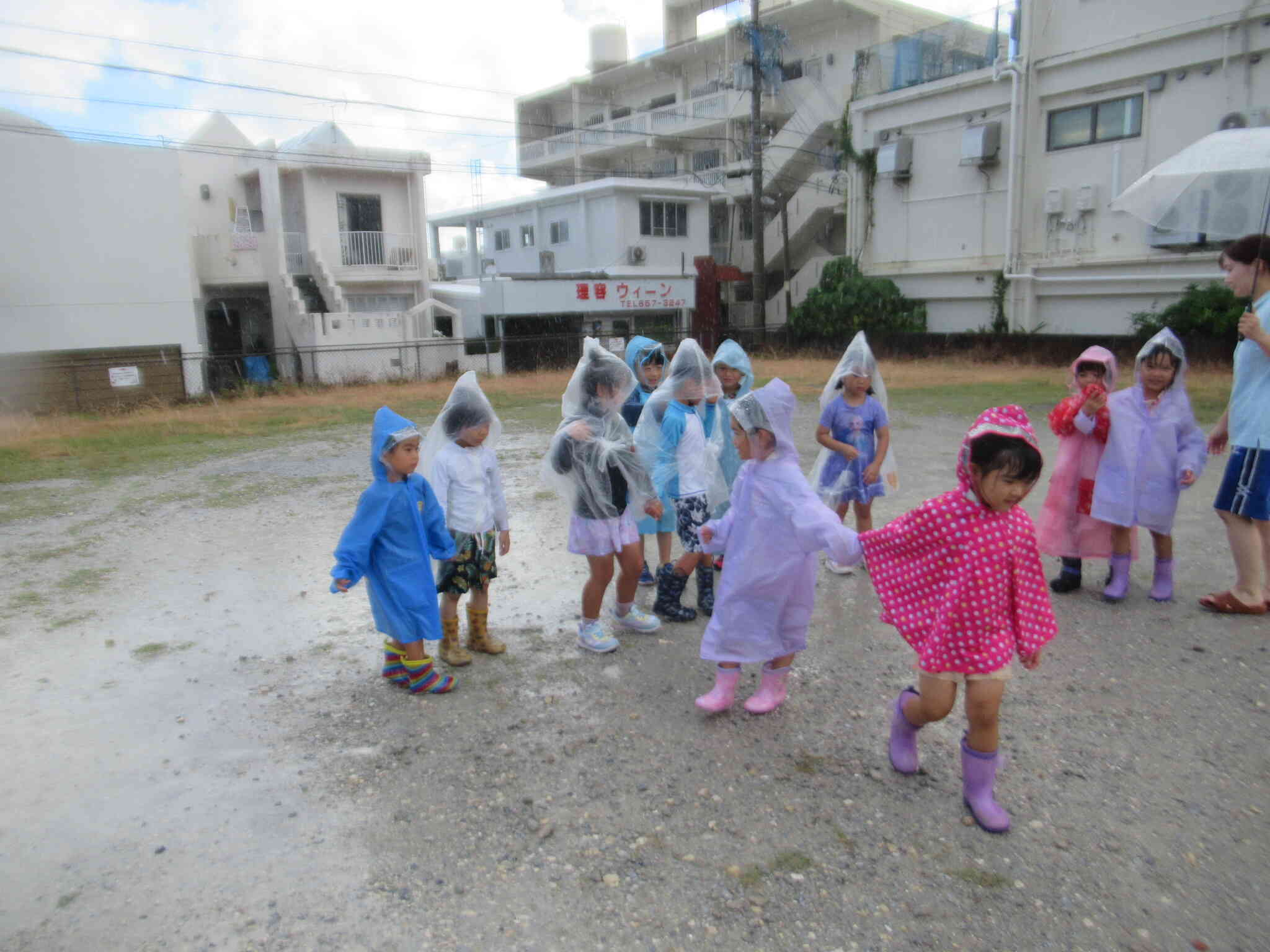 「もっと雨降って～！」とみんなお願いをしていました