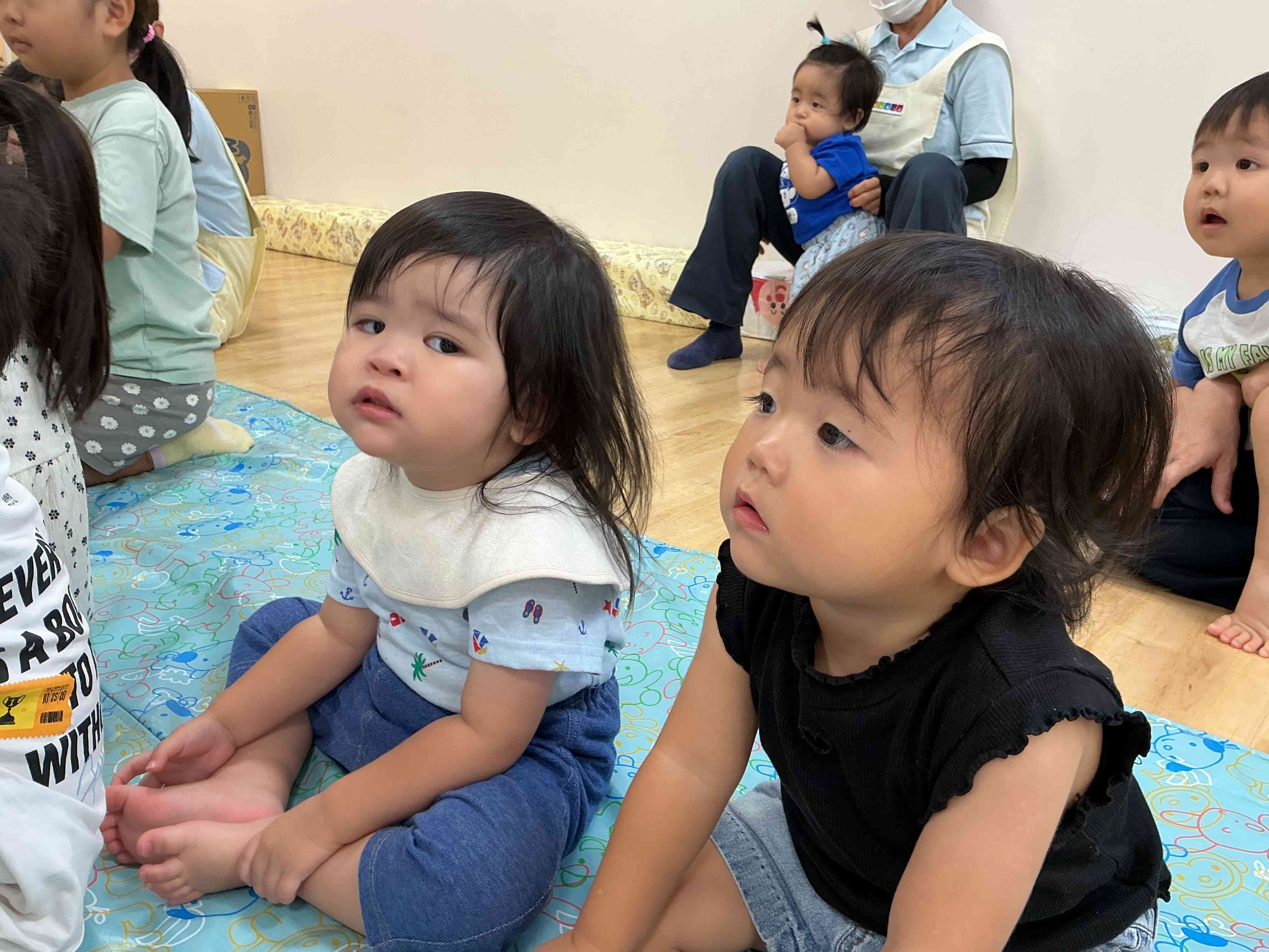 1歳児クラスのお友達も興味津々です！