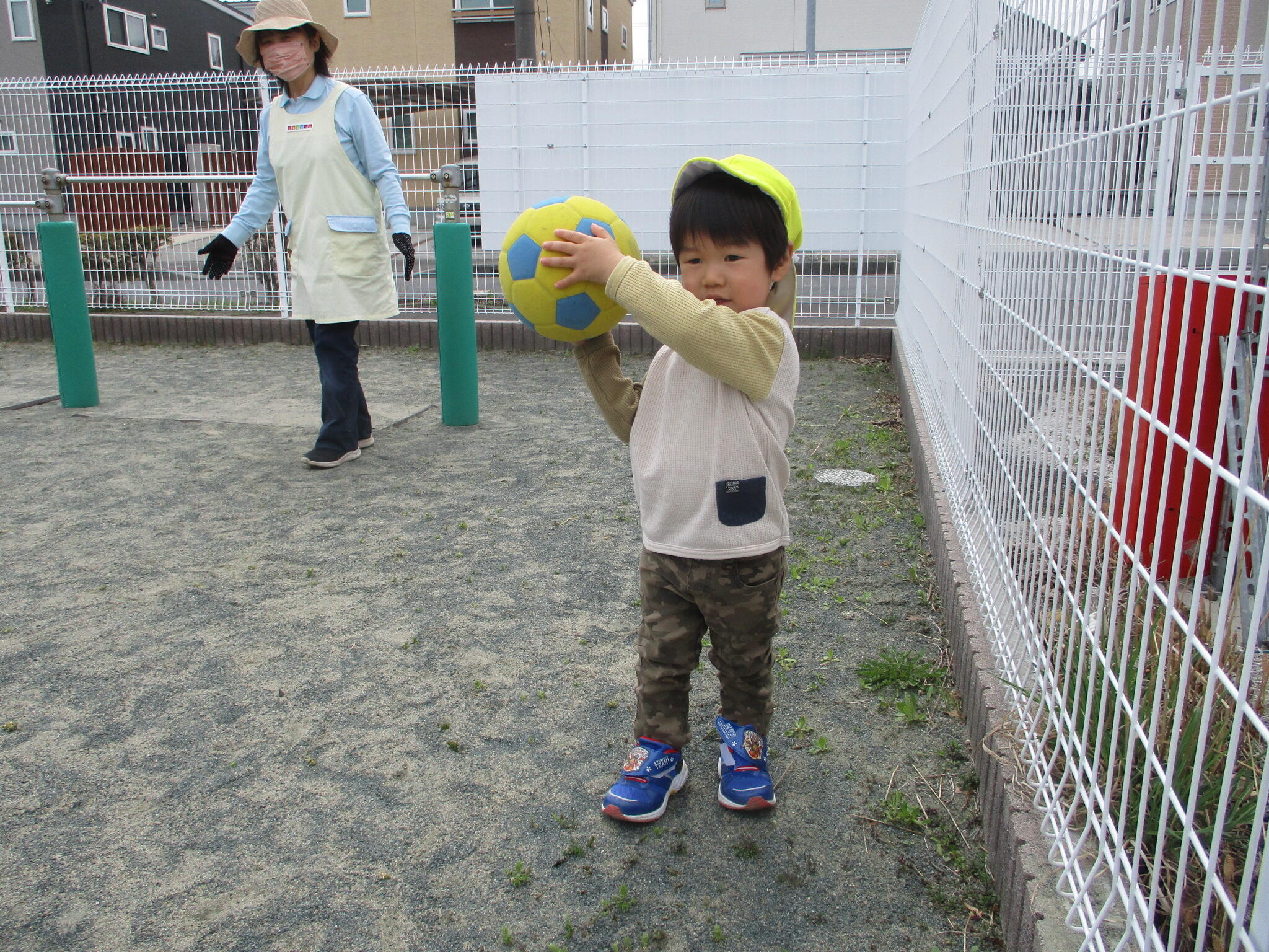 ボールを使って遊ぶお友達です。