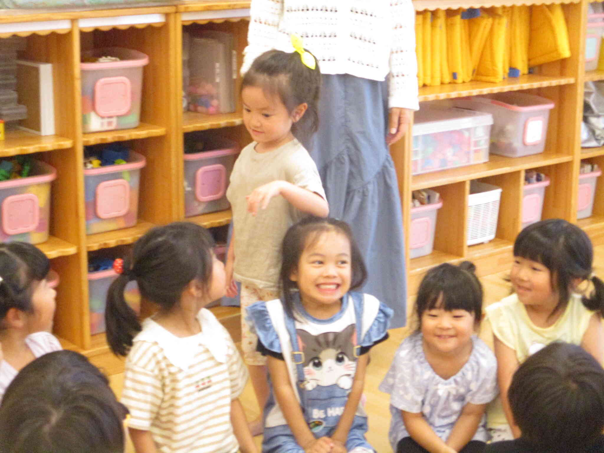 輪になってゲームをするよ。