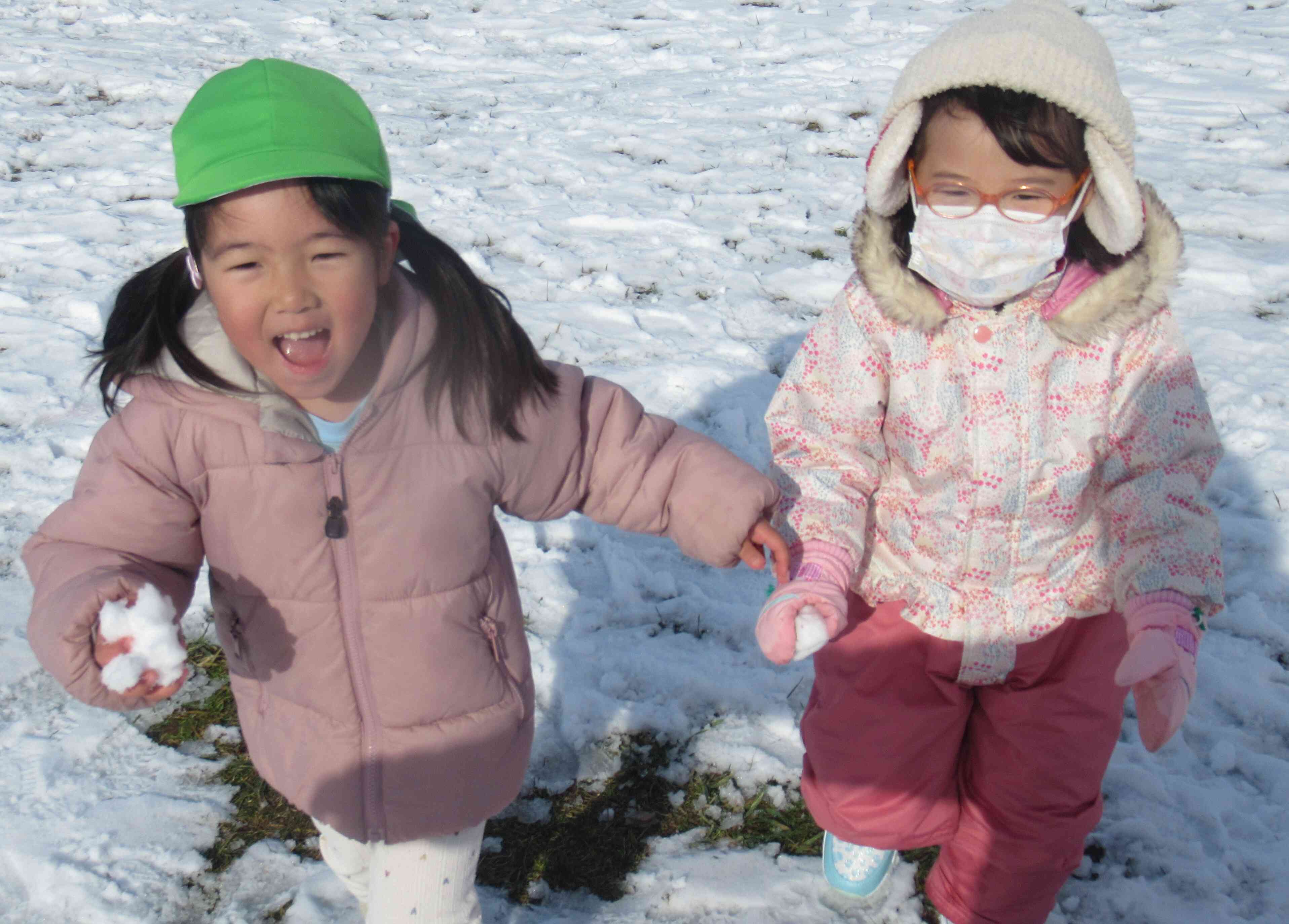 「やったー。雪遊び。」