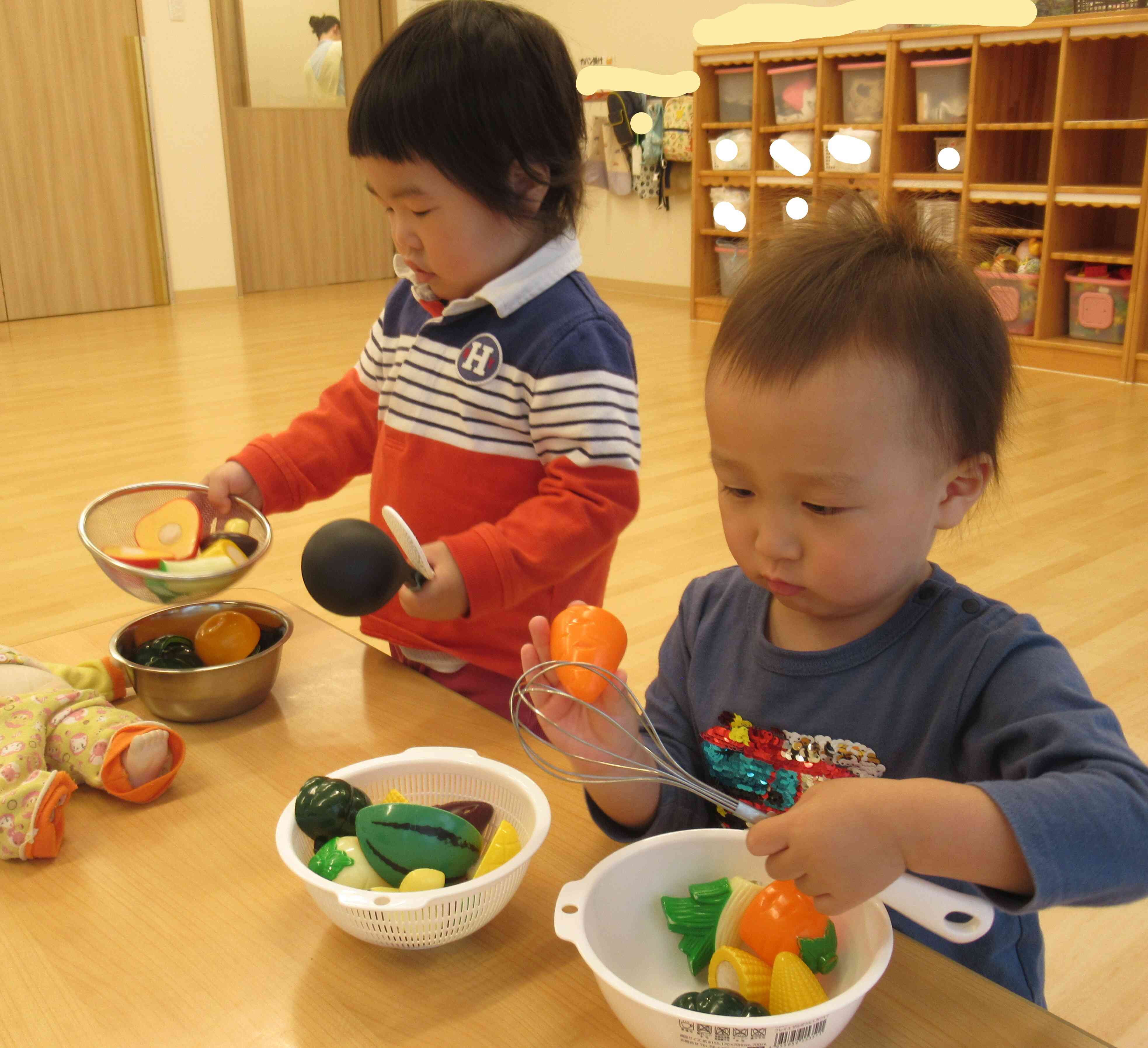 ボウルやお玉を使って料理を作っています。