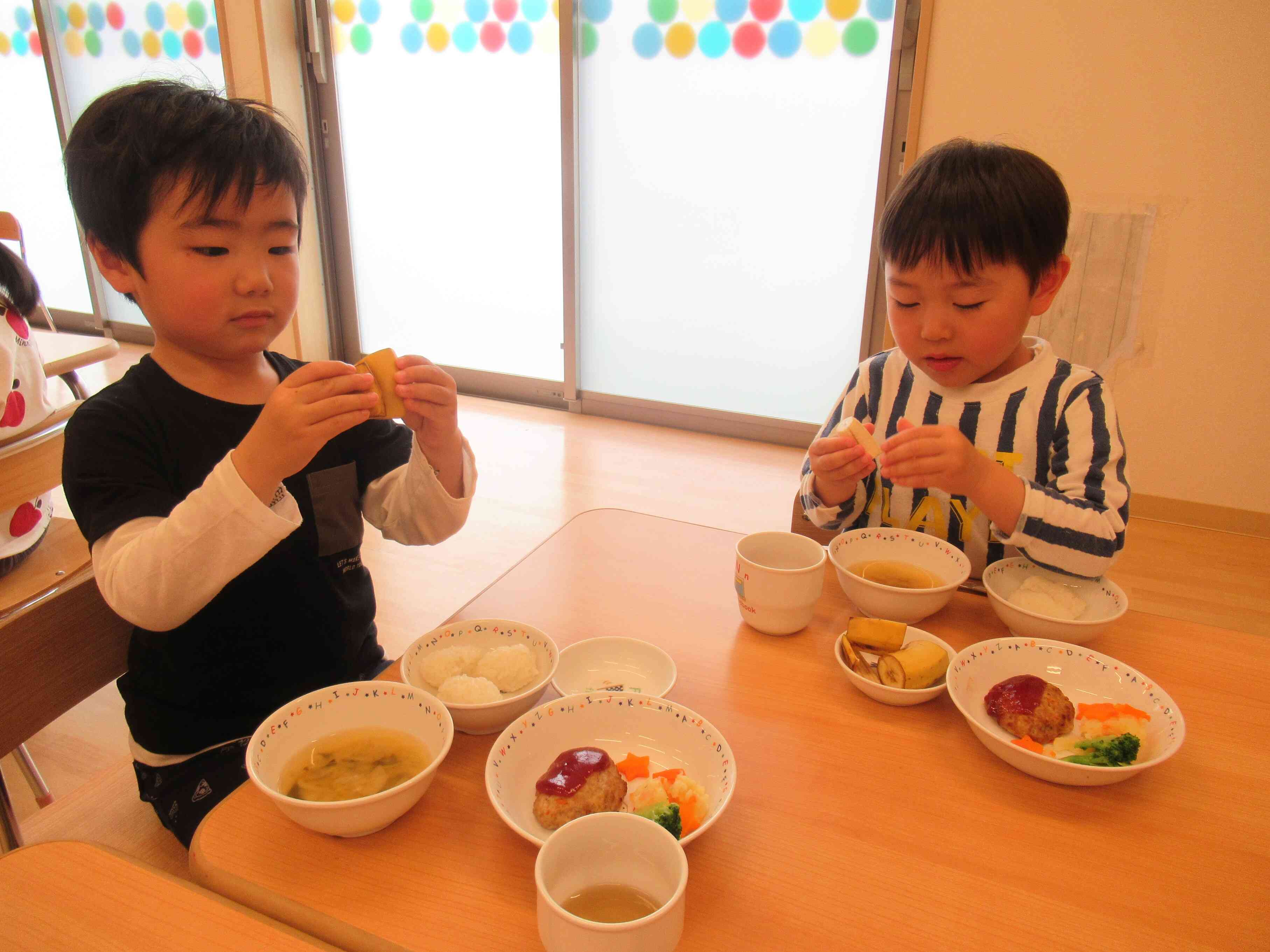 バナナのかわ、上手にむけるよ。