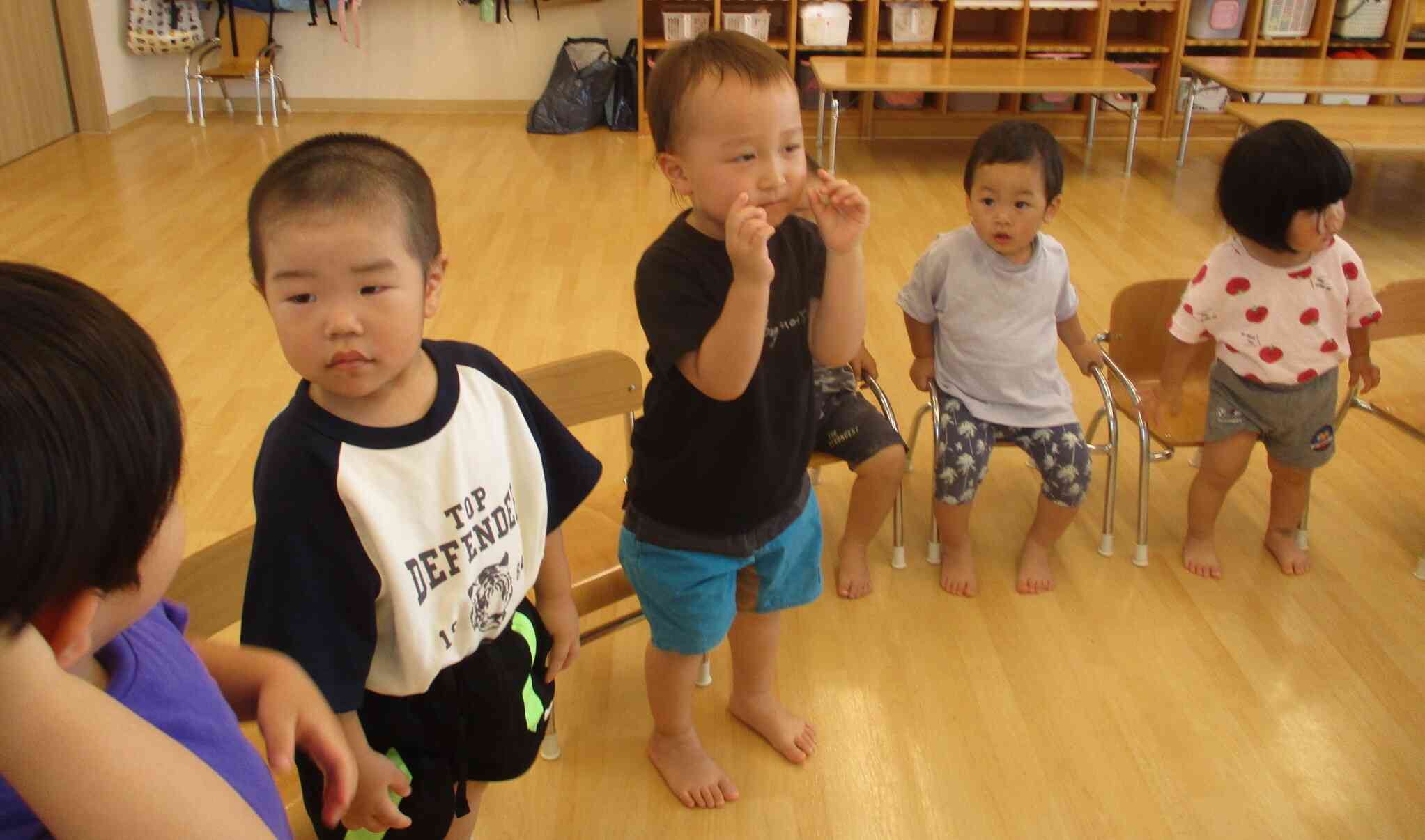 ベイビーシャークの歌はみんな大好き。音楽が始まると立ち上がります。