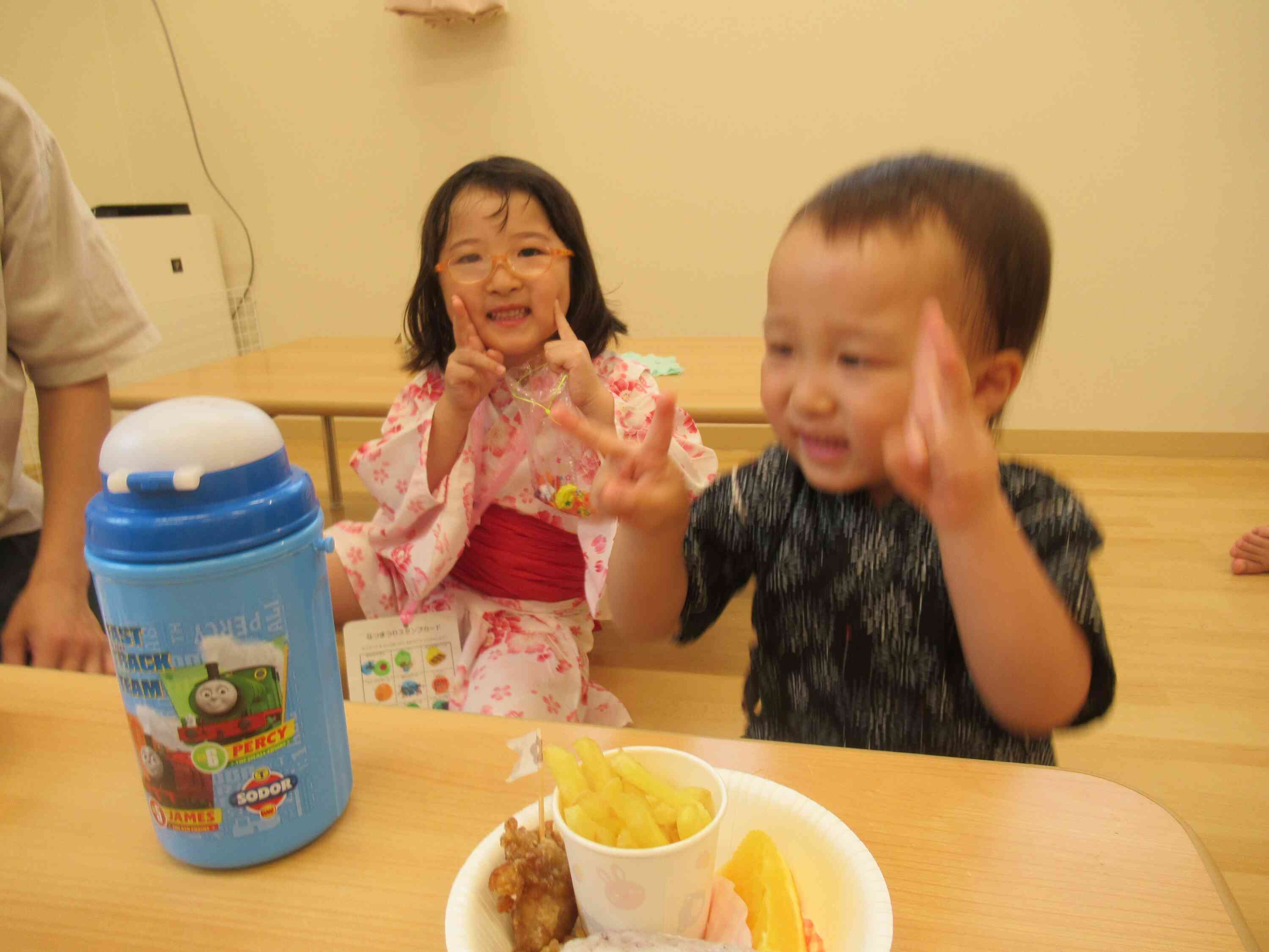 軽食コーナーも楽しんでいます。