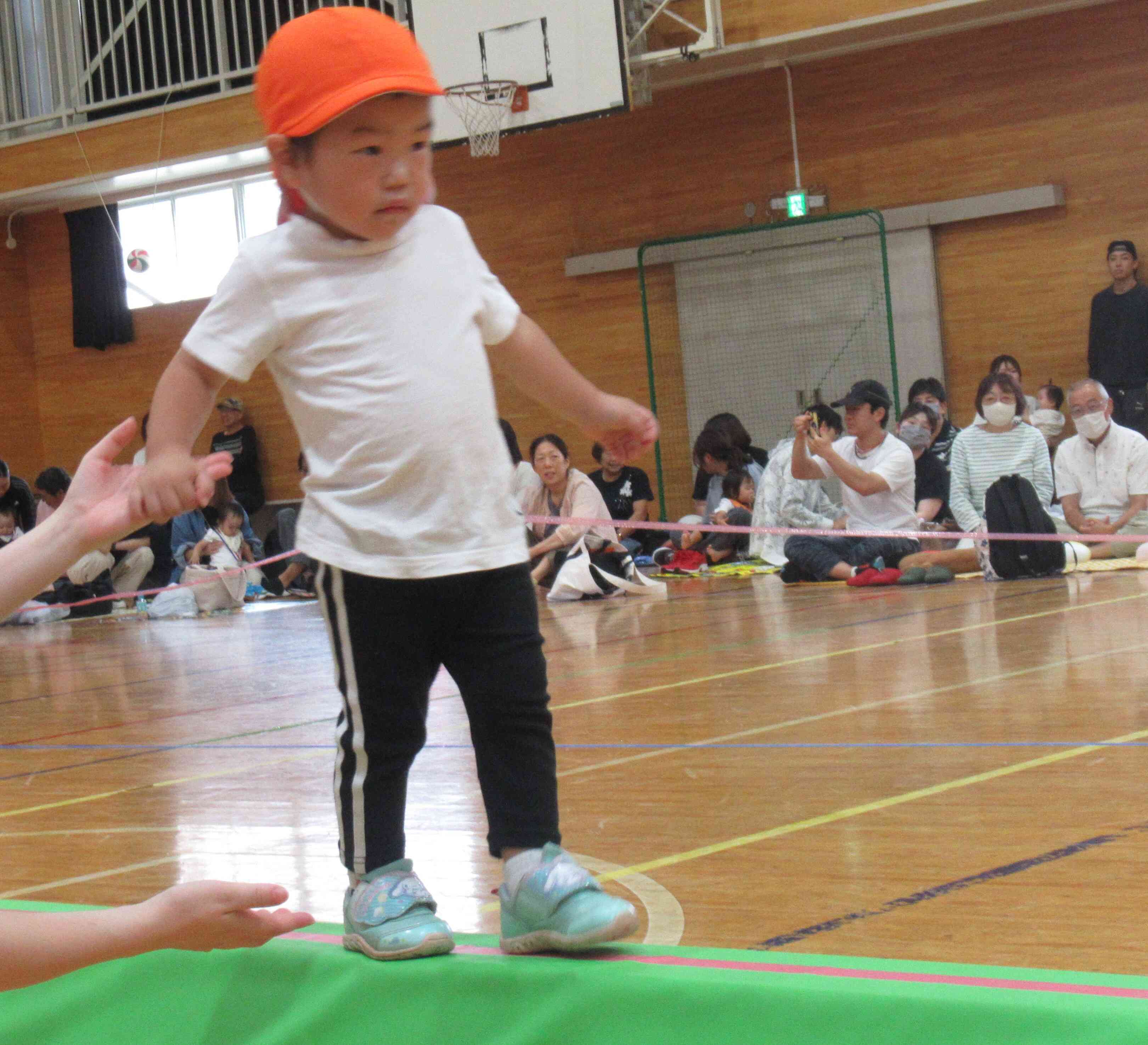 真っ直ぐ前を見て。慎重に渡っていきます。