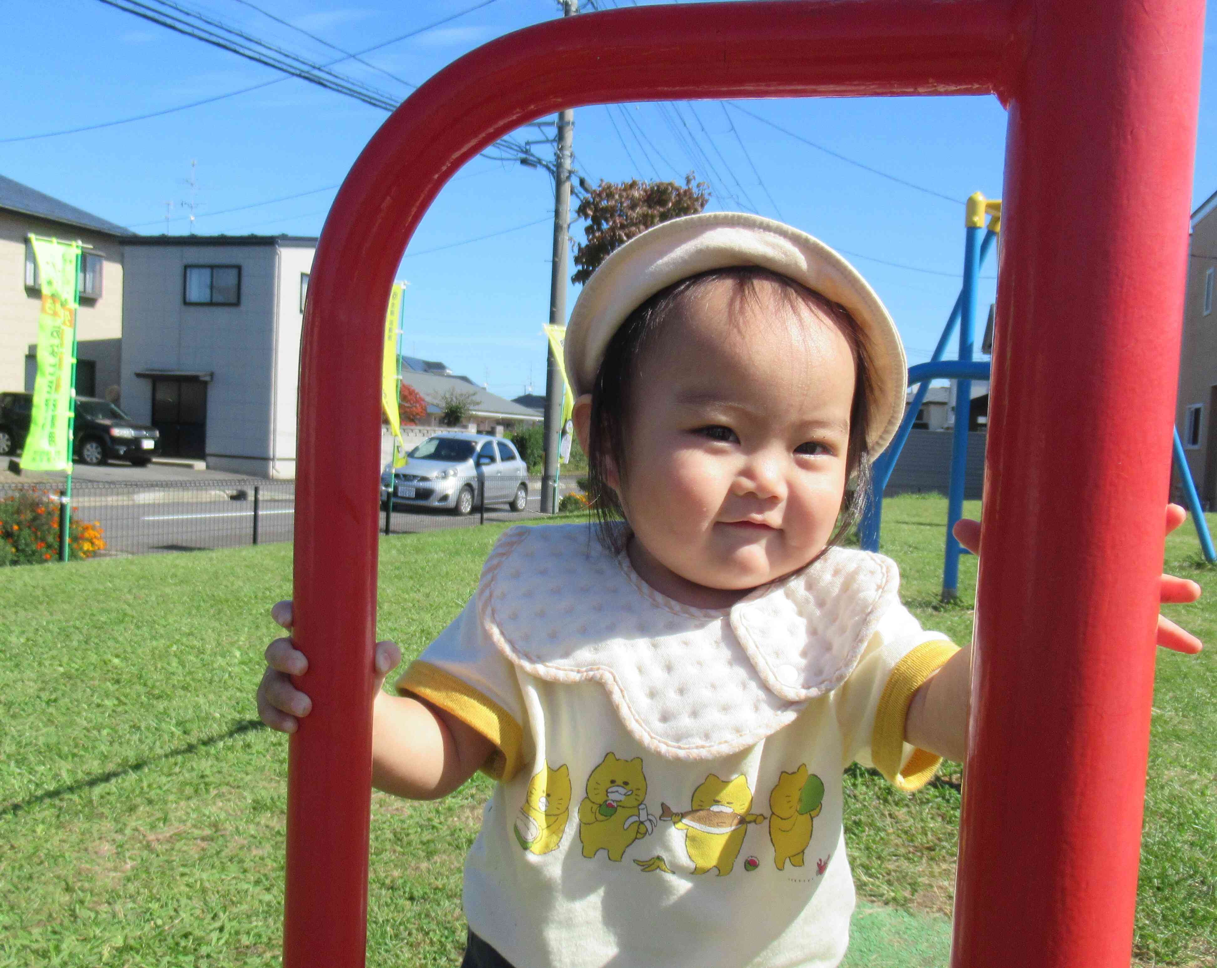 これは何かな？触ったり、叩いてみたり鉄棒に興味津々です。