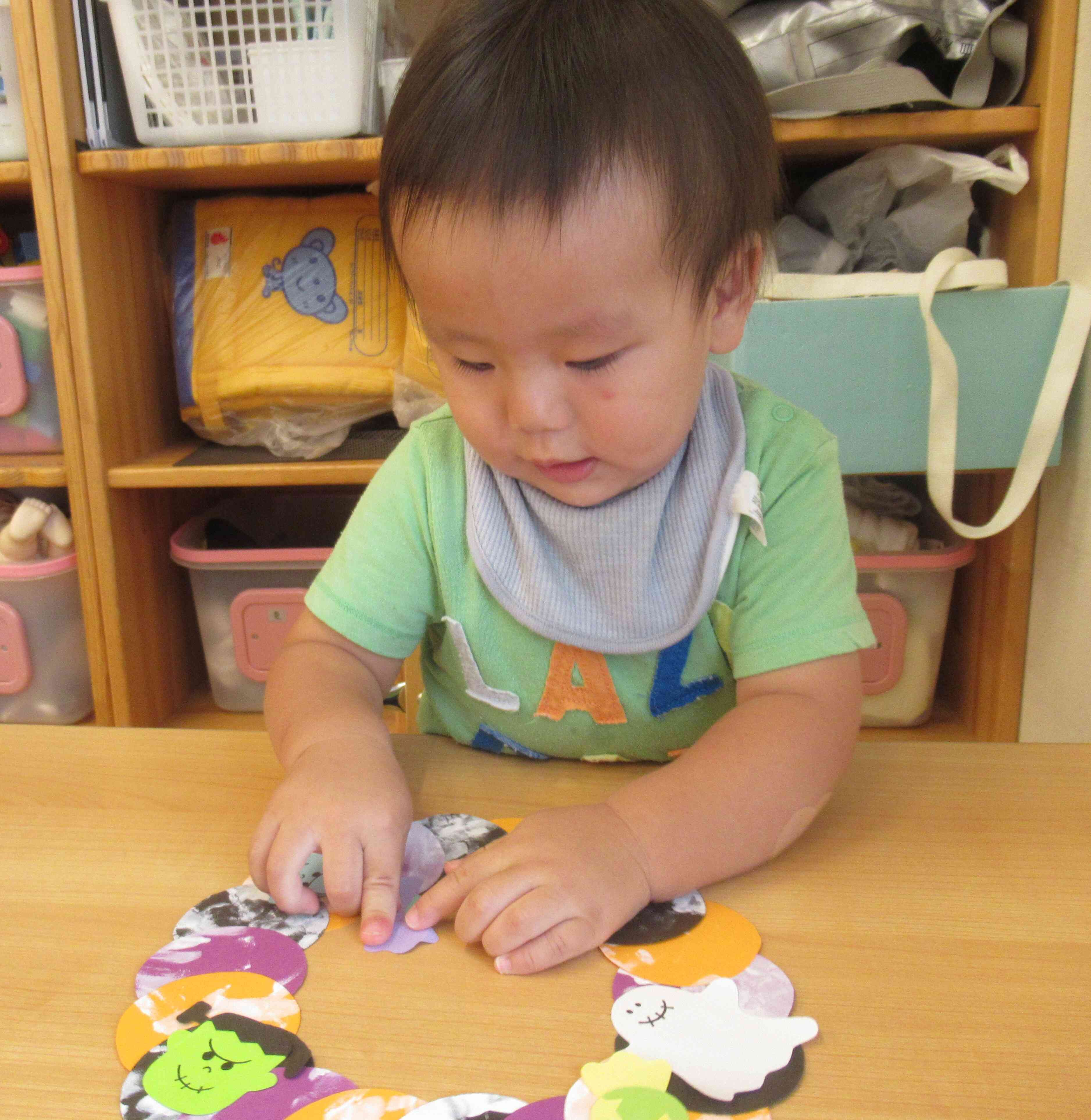 机にくっついてしまい、楽しそうに剥がしているお友だち。