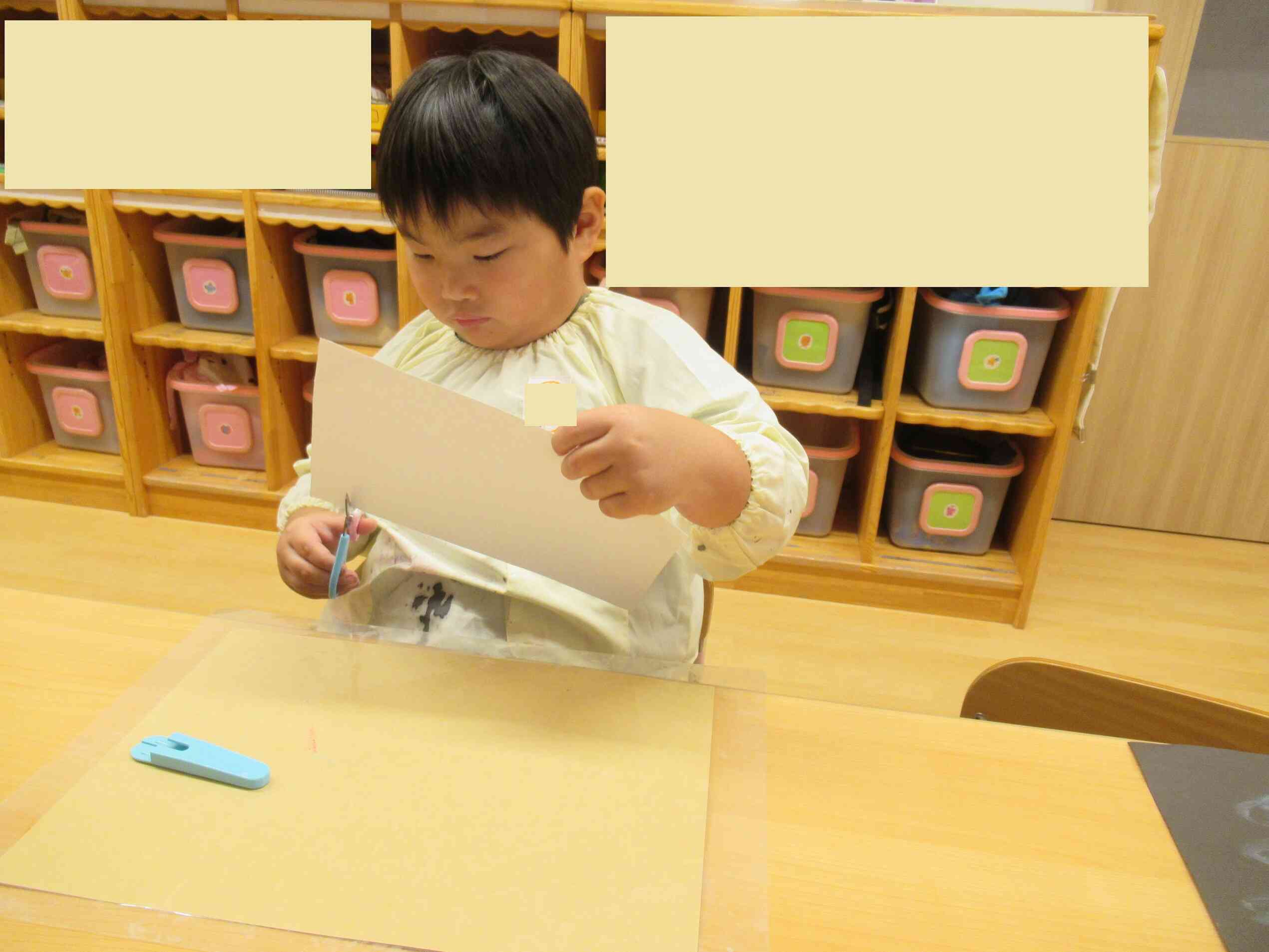 ハサミを上手に使って切っていました。