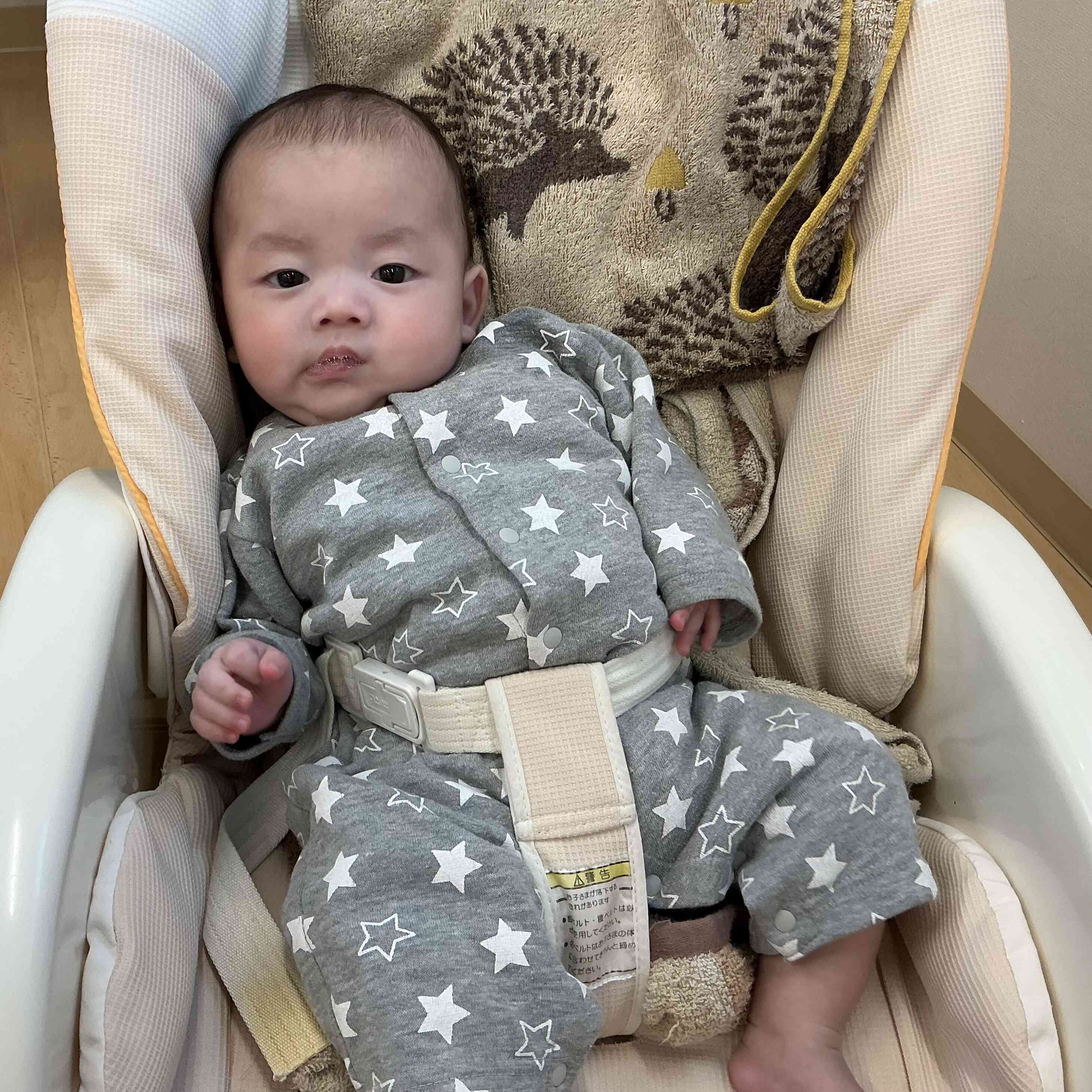 雰囲気に誘われて、足をパタパタしています。