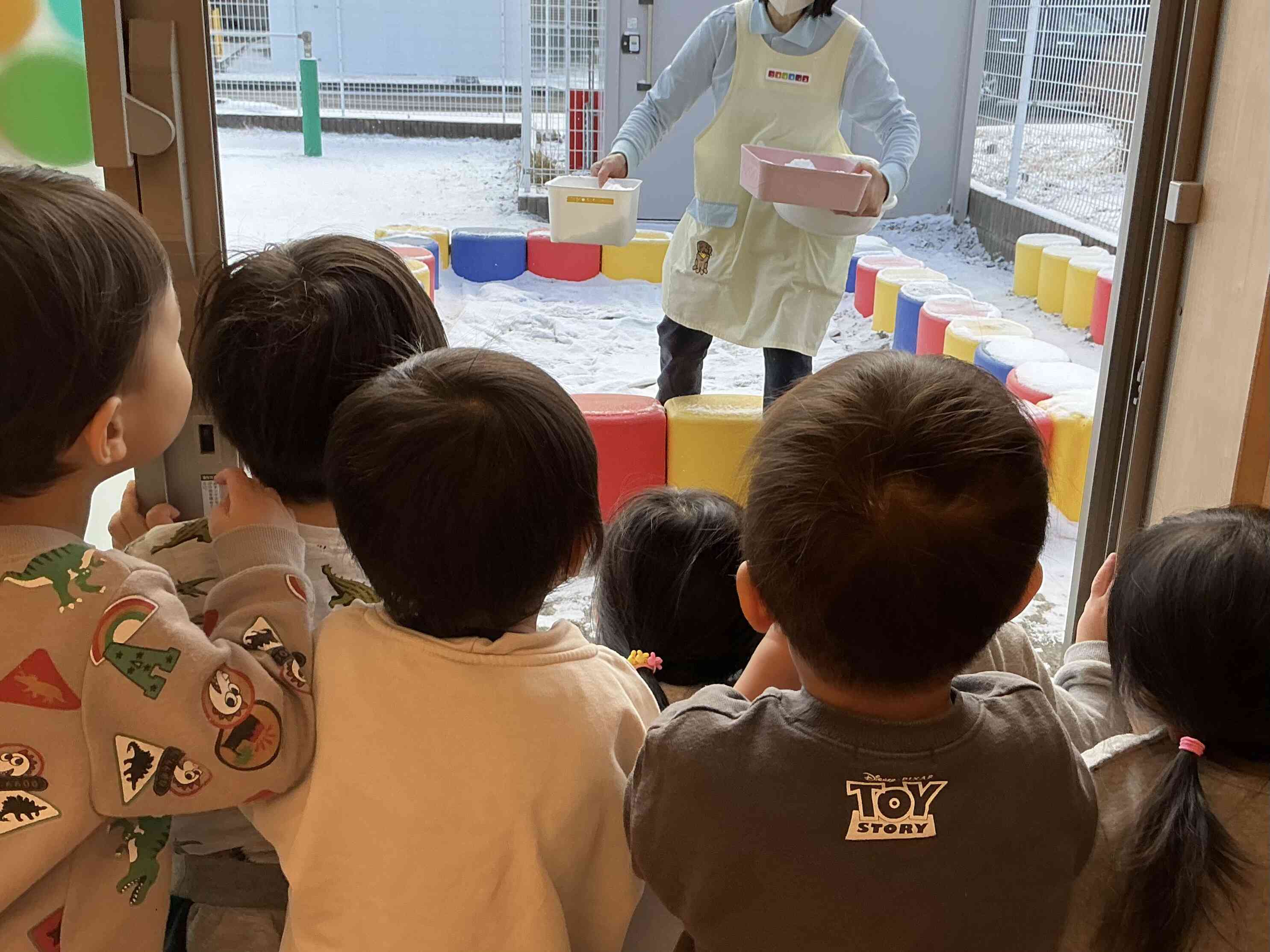 氷を触って遊んだよ(あひる・うさぎ組)