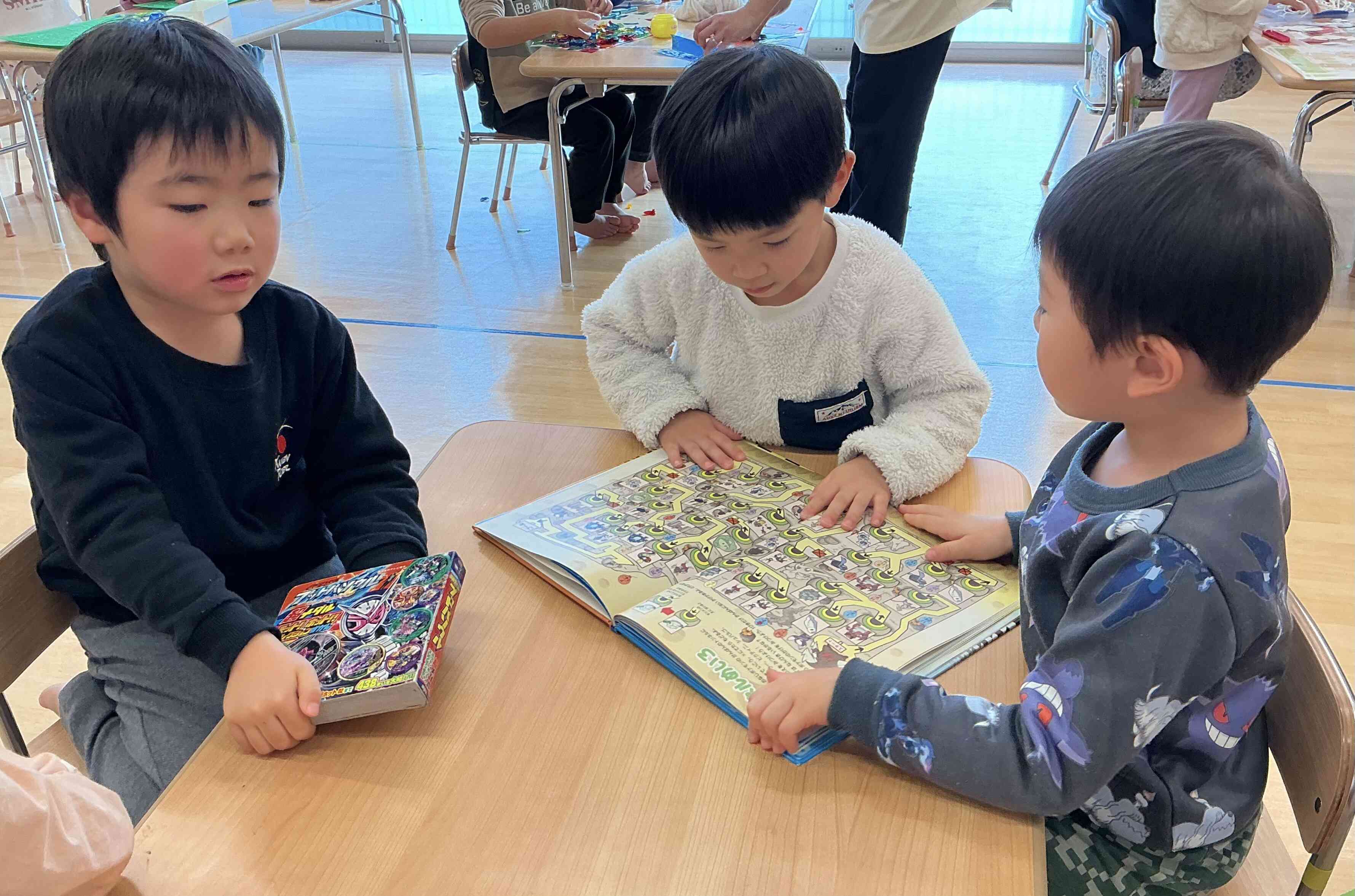 迷路や間違い探しの絵本も人気です