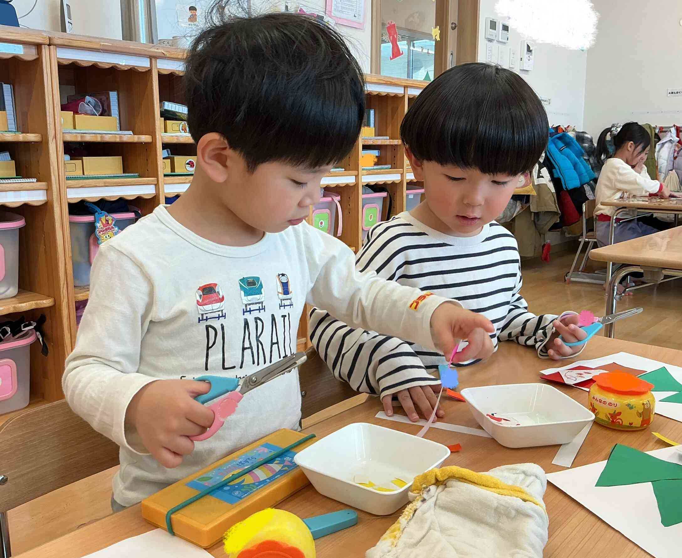 お友達と色を交換したりしていました