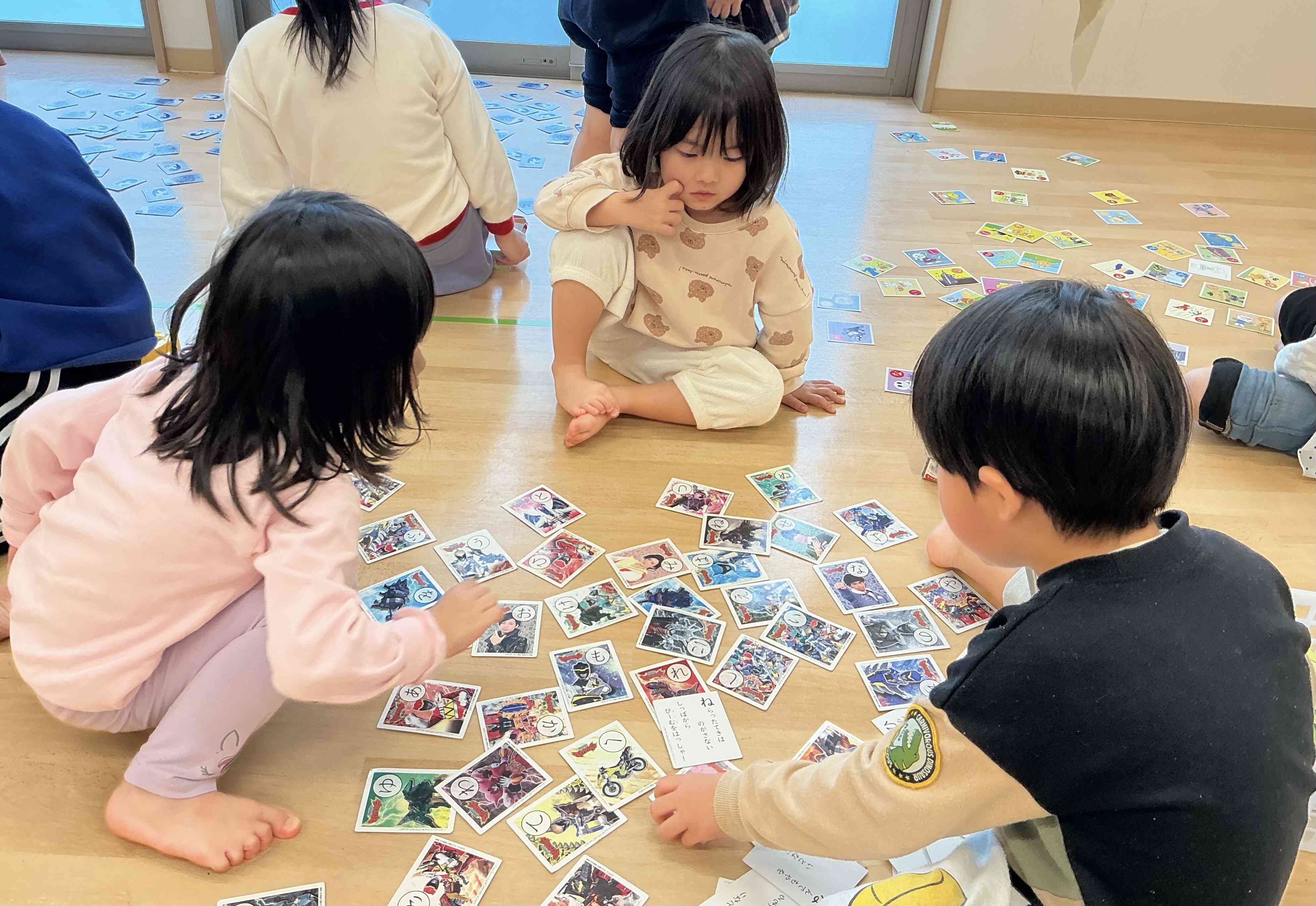 好きなカルタを選んでグループになって遊びました