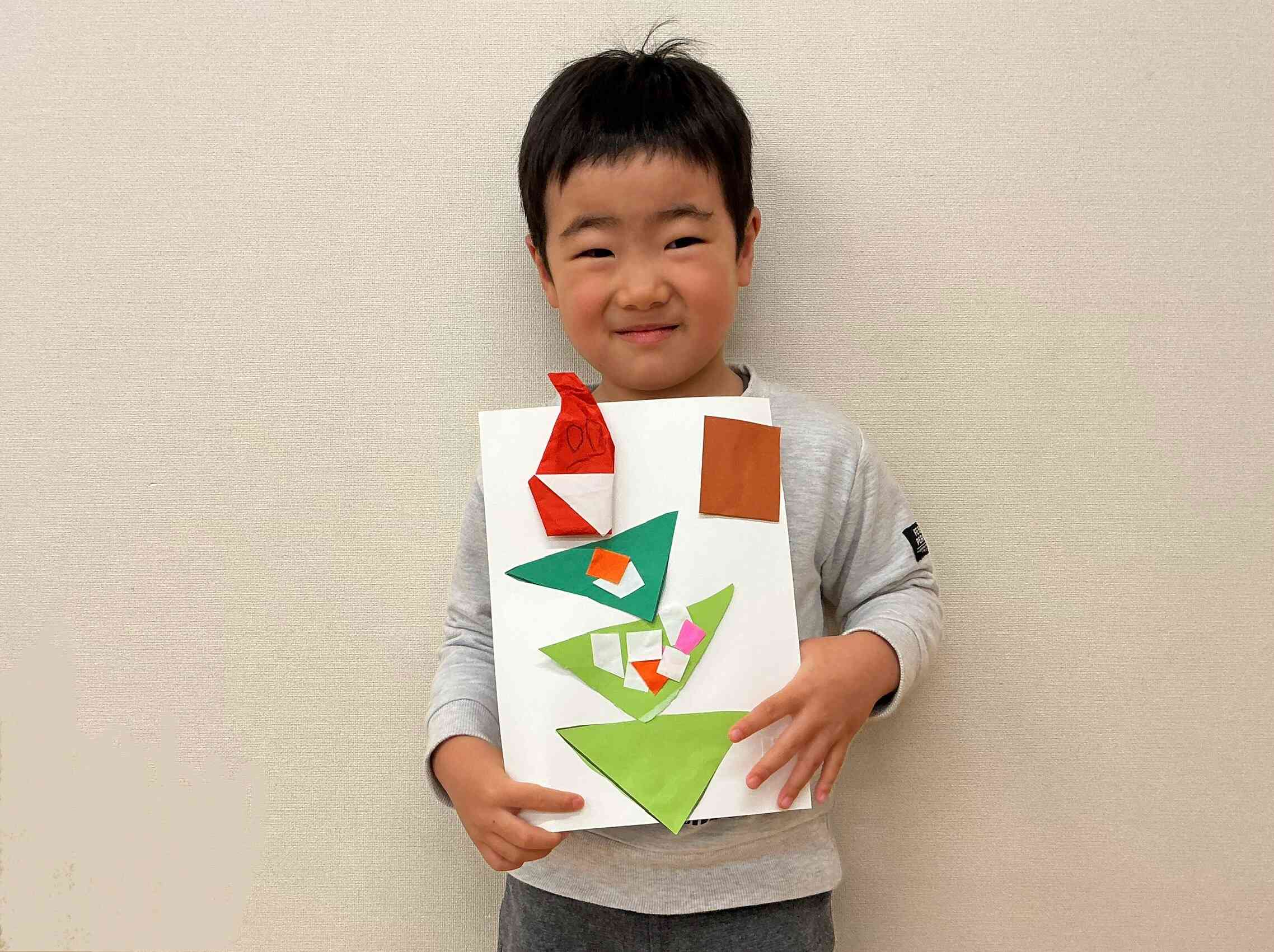 白い折り紙を雪に見立ててツリーに雪を降らせました