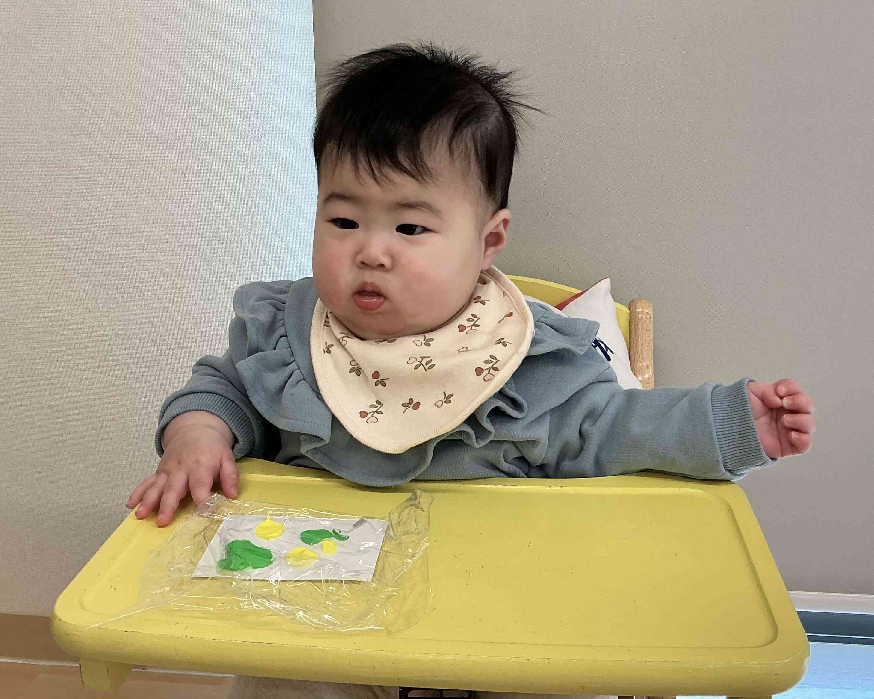 保育者の話を聞いています