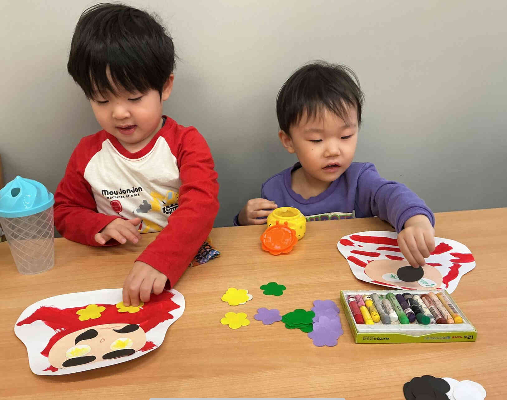 眉毛はどこに貼ろうかな。