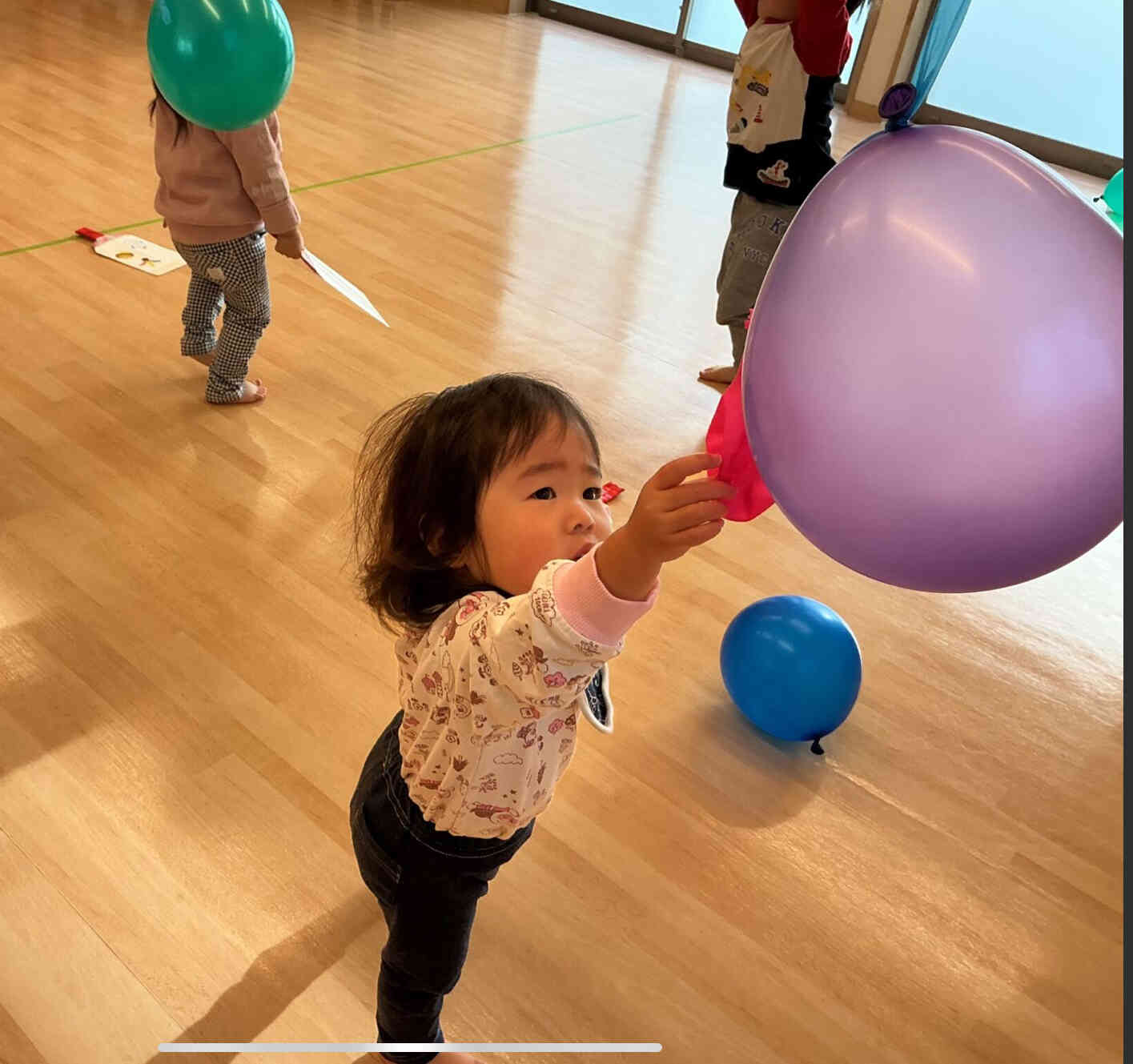 風船にタッチ。