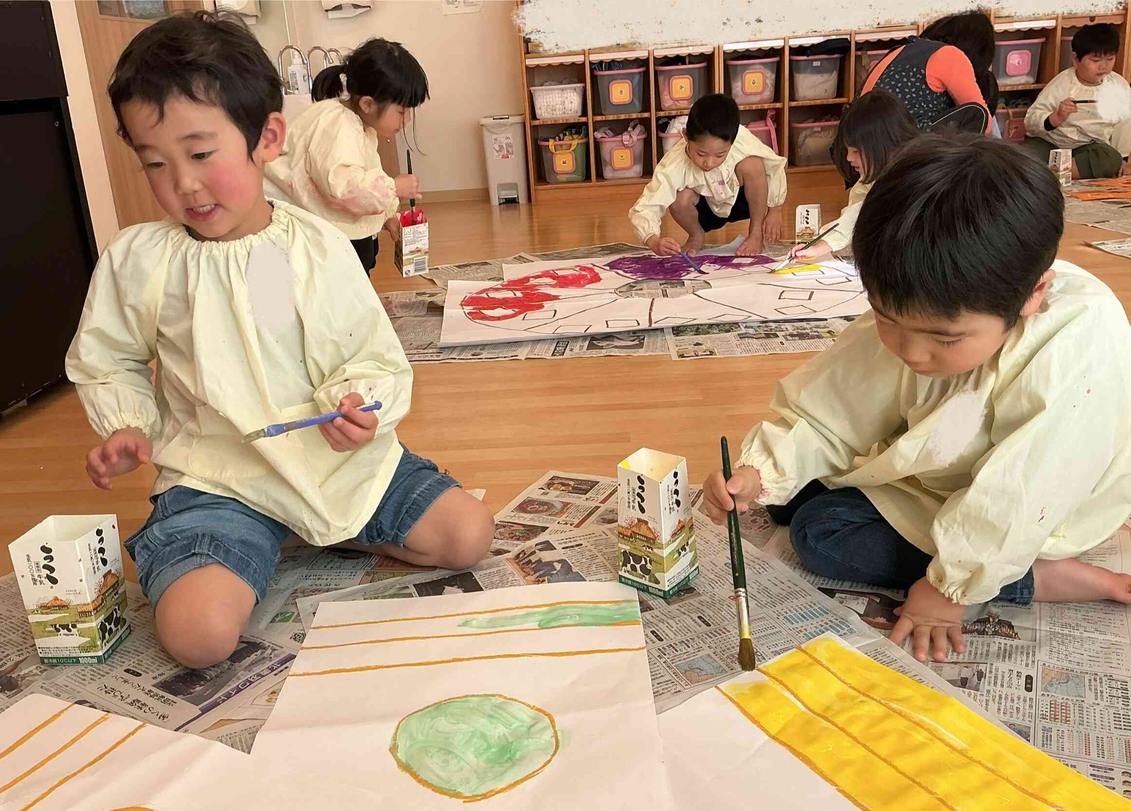 どこを塗るかみんなで相談しながら塗っていました