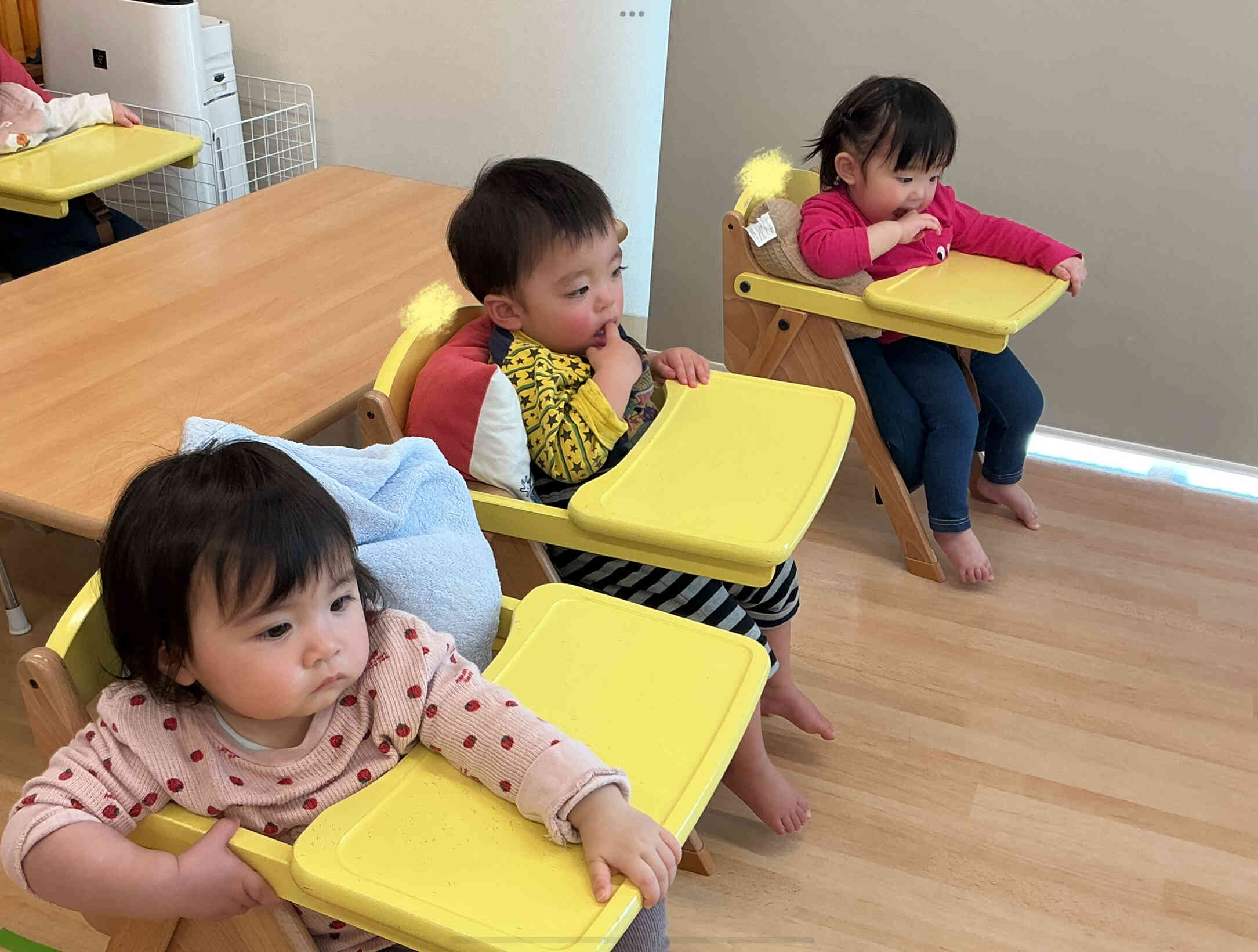 ひよこ組のお友達もじっと見つめています