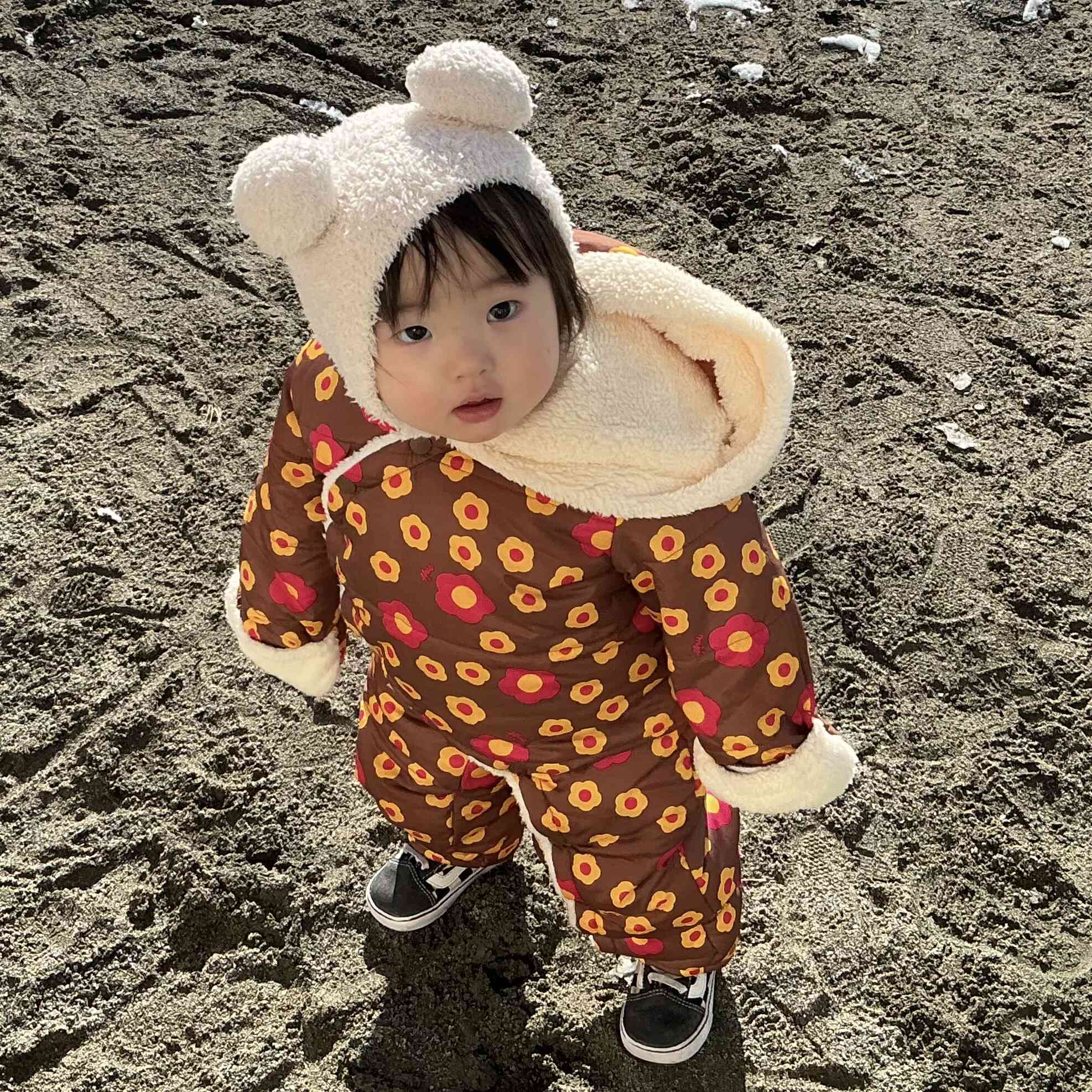 園庭で雪遊び(0・1歳児)