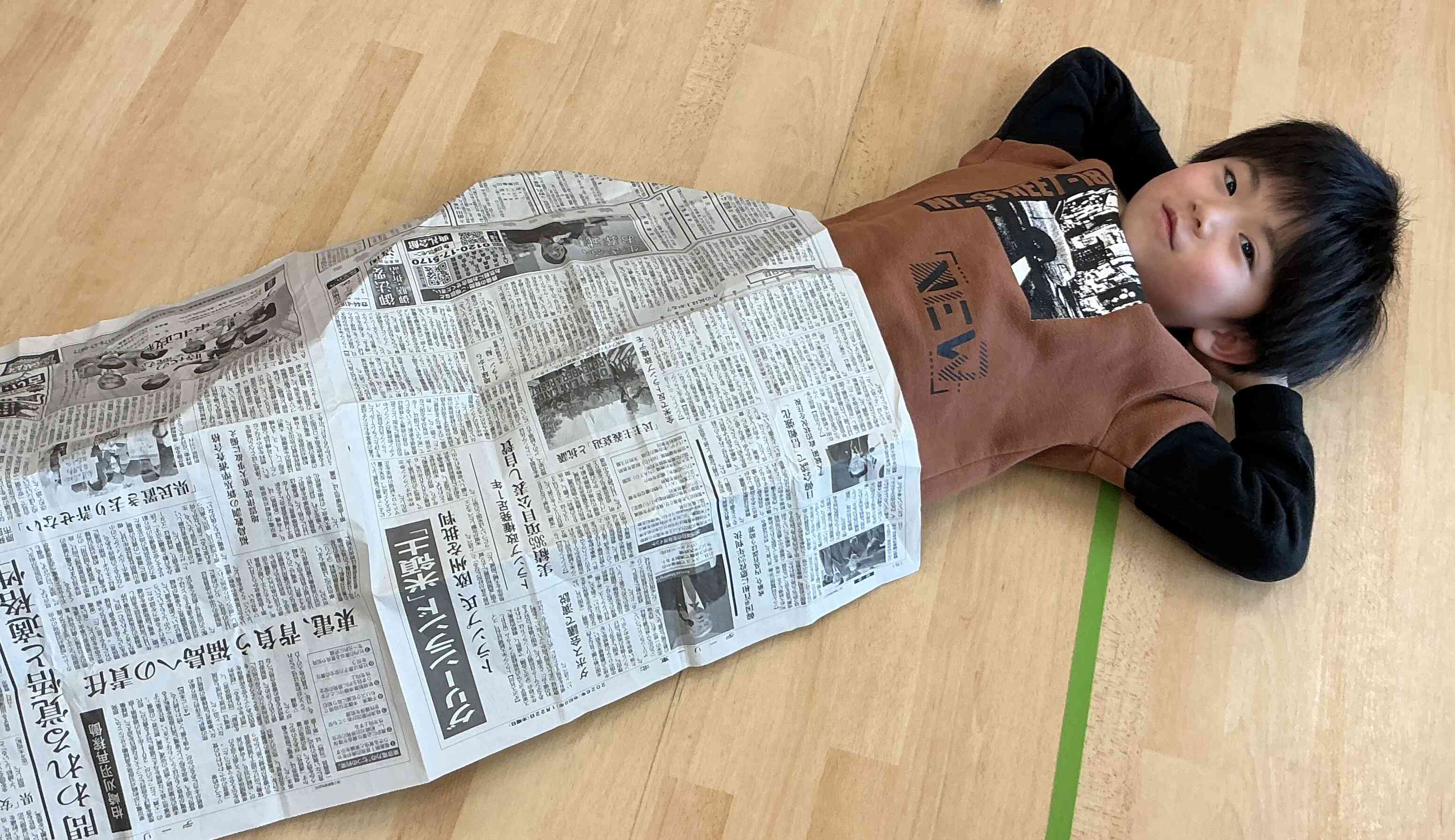 新聞紙でお布団を作ったよ。