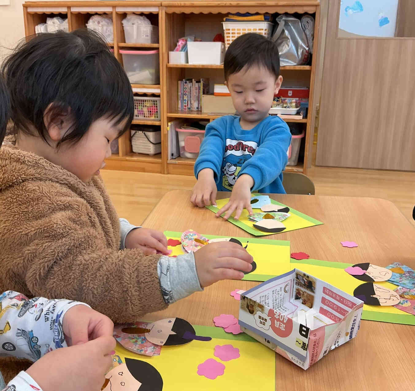 桃の花はどこに貼ろうかな。