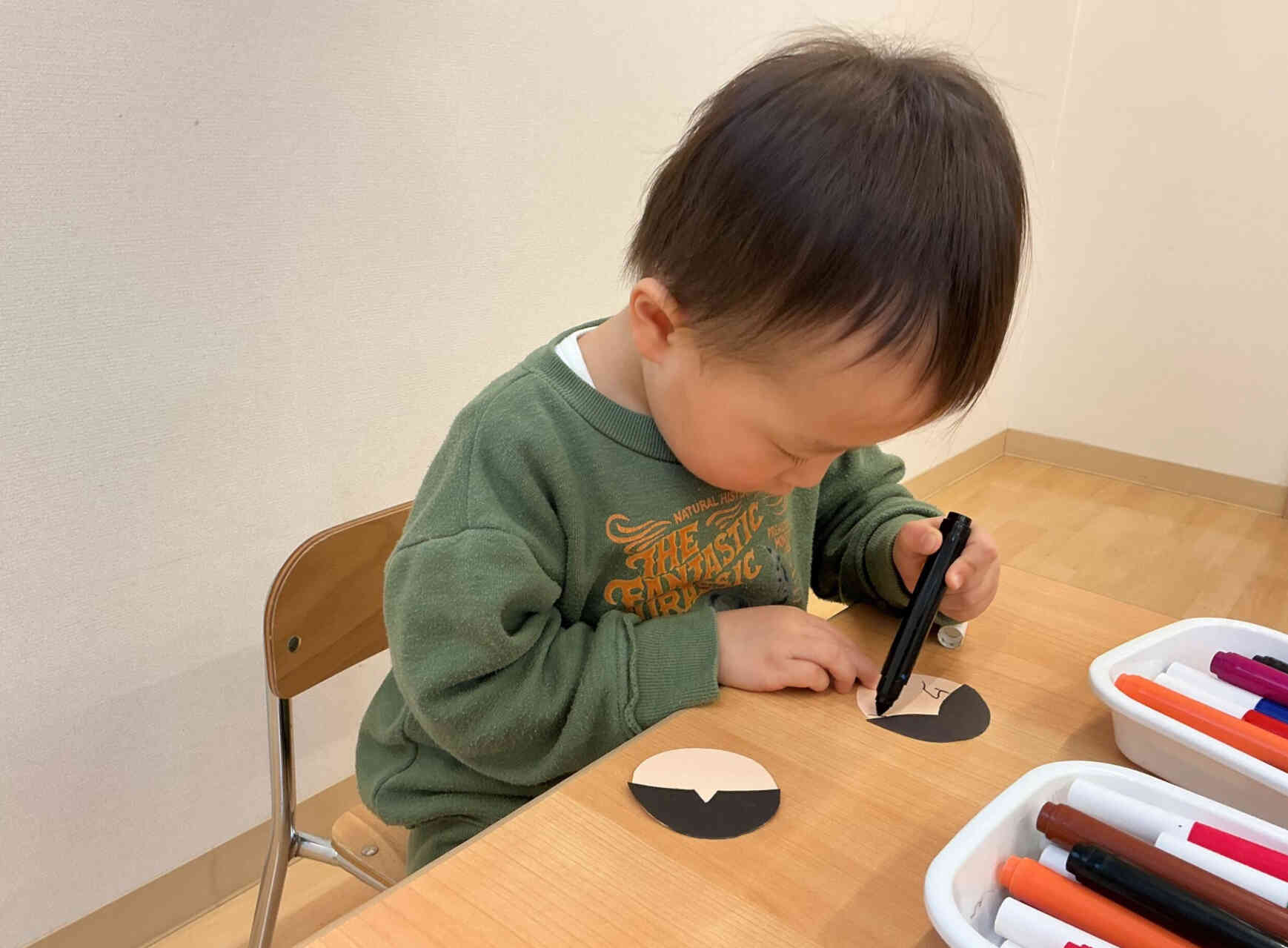 ペンで丁寧に目を描いています。