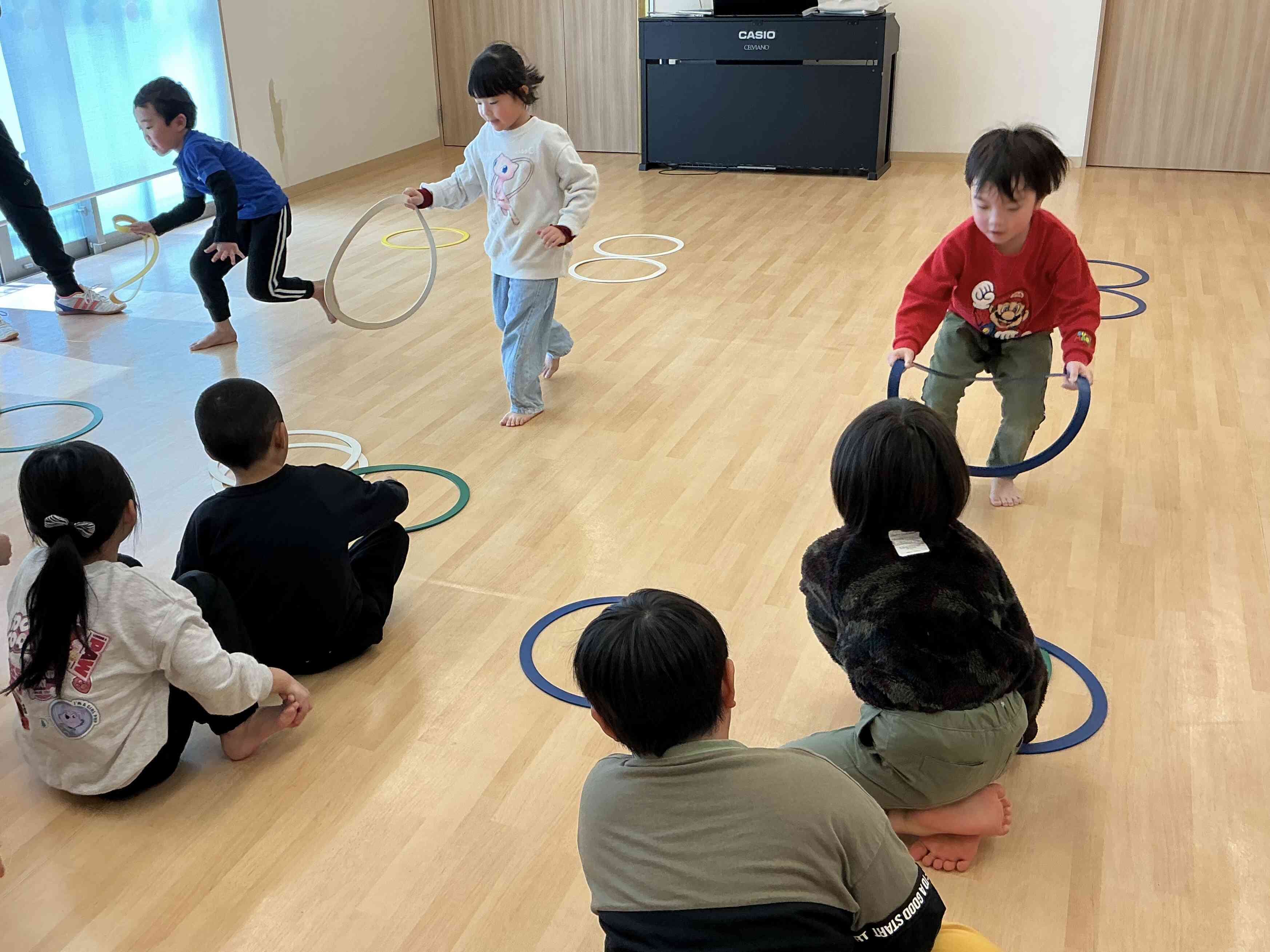 フラフーフープを早く移動させるゲームをしました