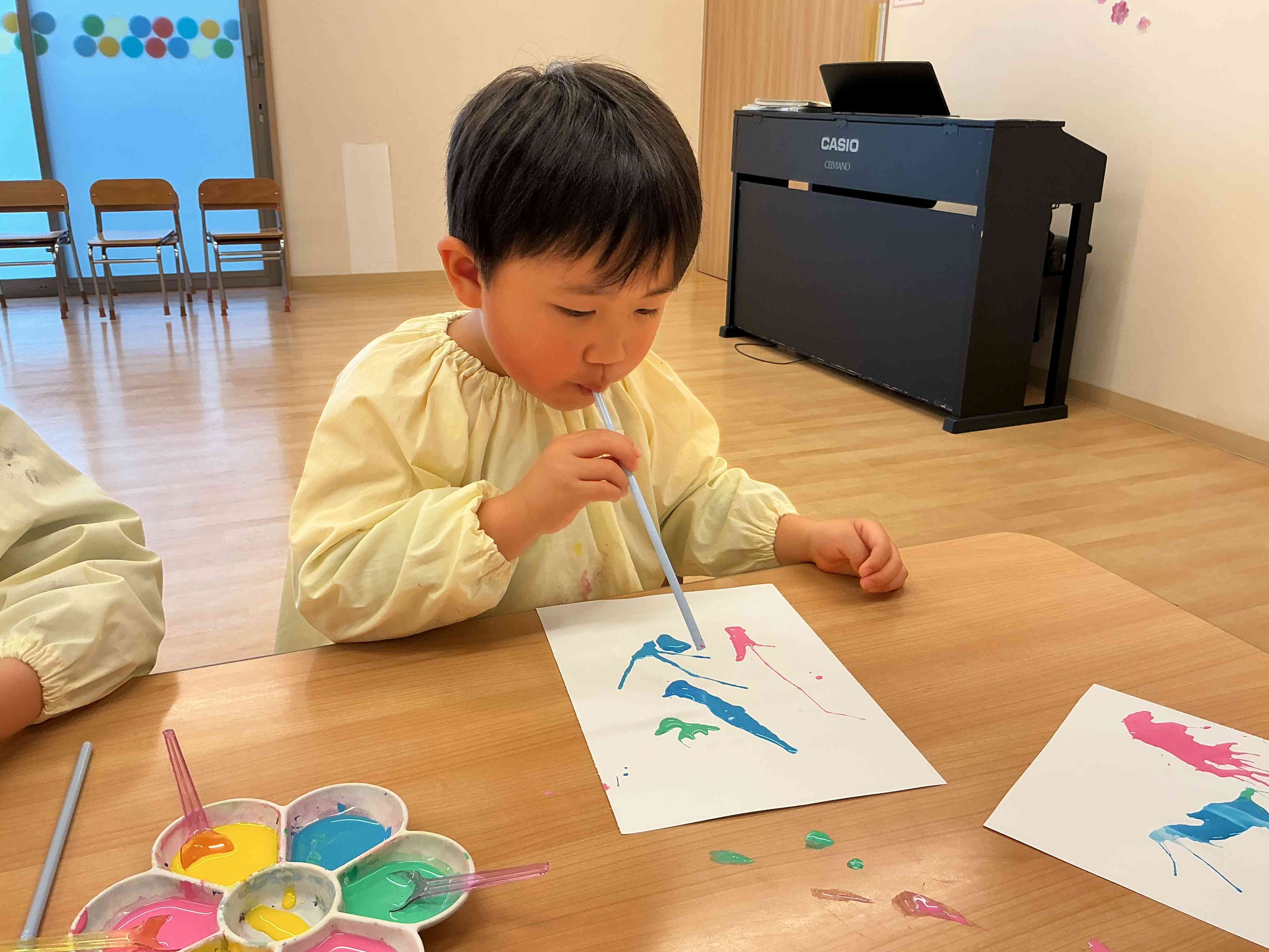 子ども達が夢中になっている製作活動