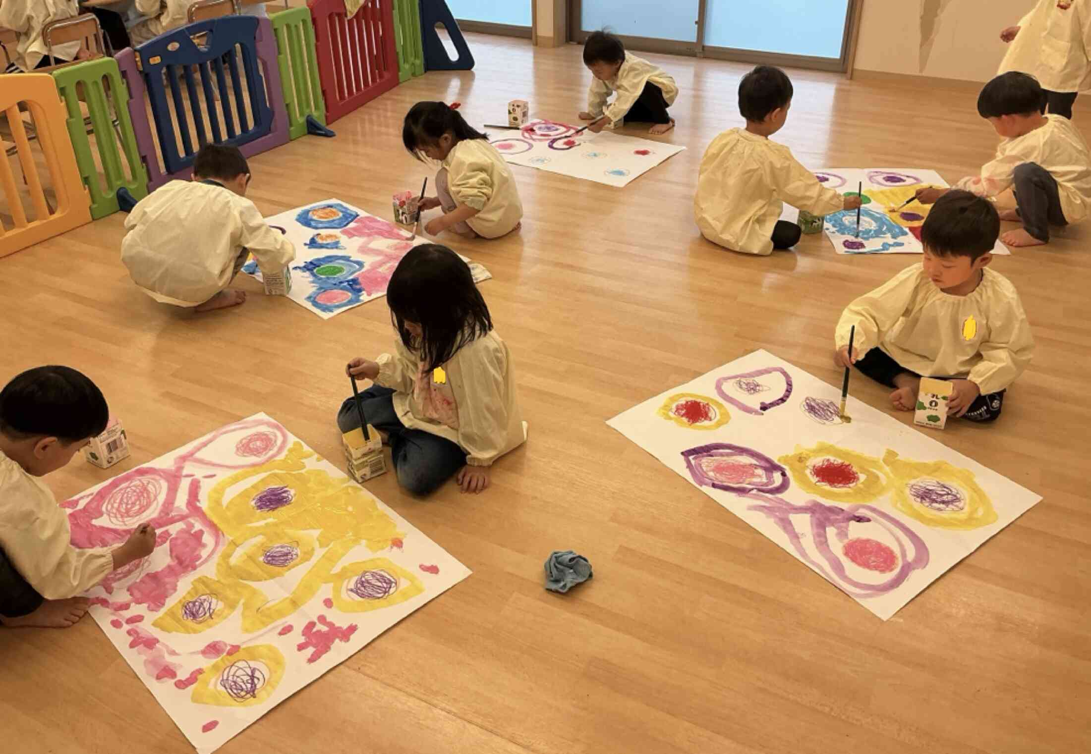 おもいっきり絵の具遊びをするのも楽しい
