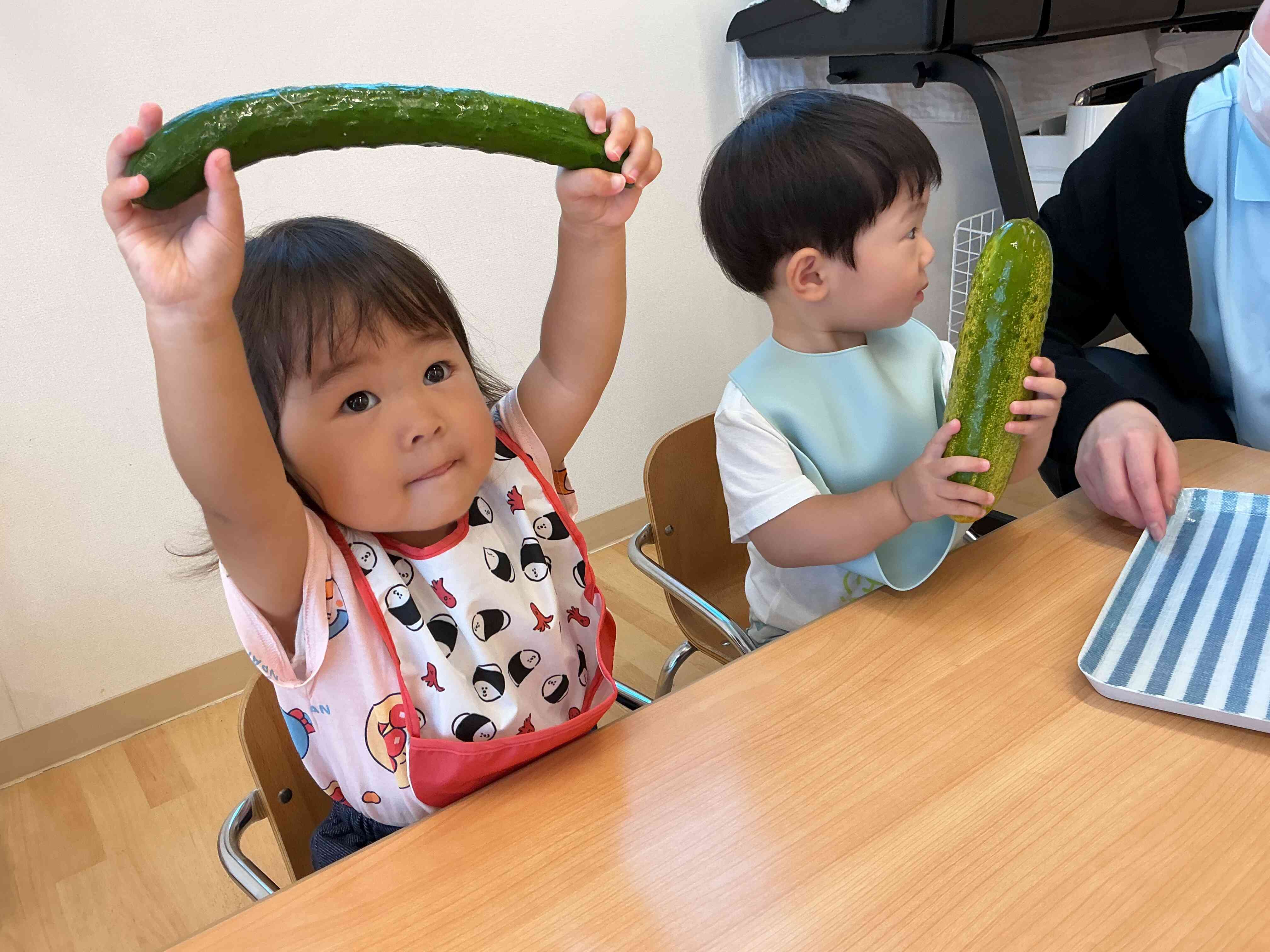 食育集会できゅうりに触れたよ