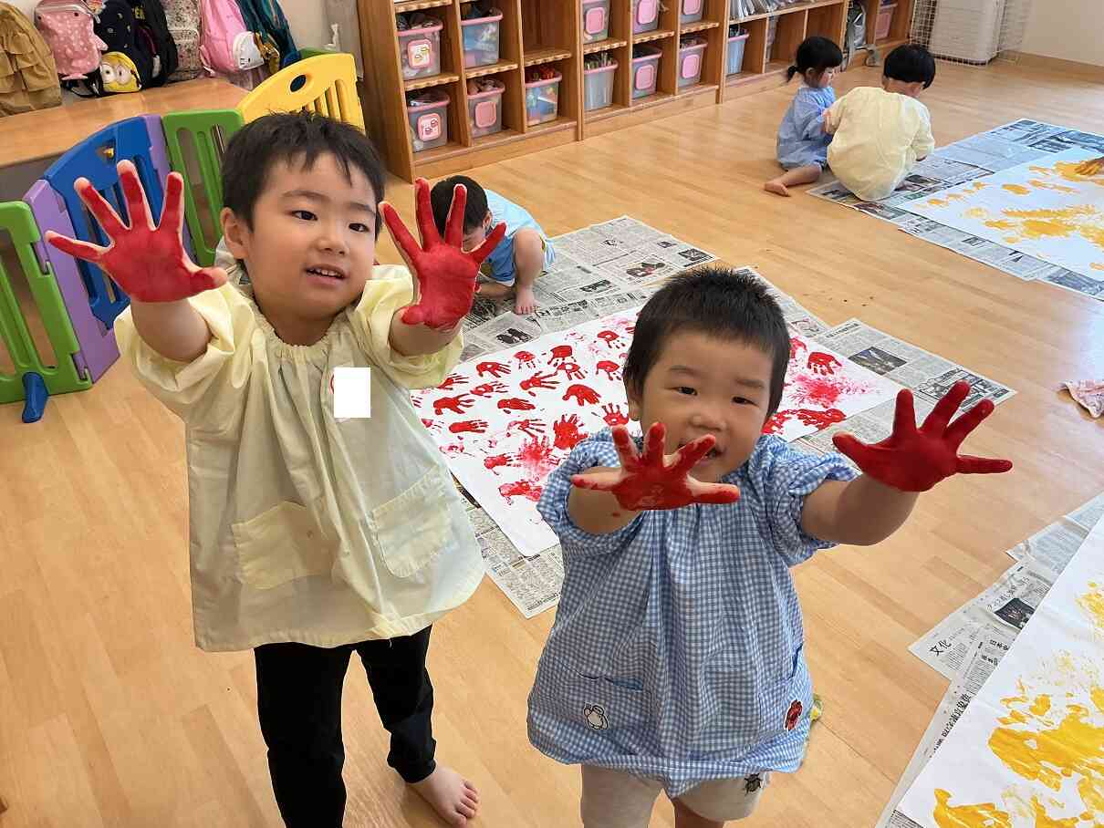 ダイナミックに絵の具を使った絵画教室
