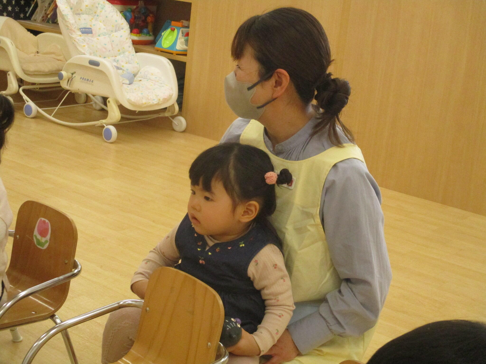 新しいお友だちも先生にお膝でシアターを楽しんでいます。
