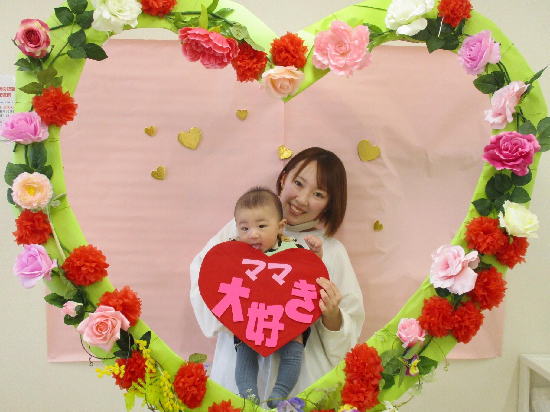 ママと一緒に写真をパシャリ。