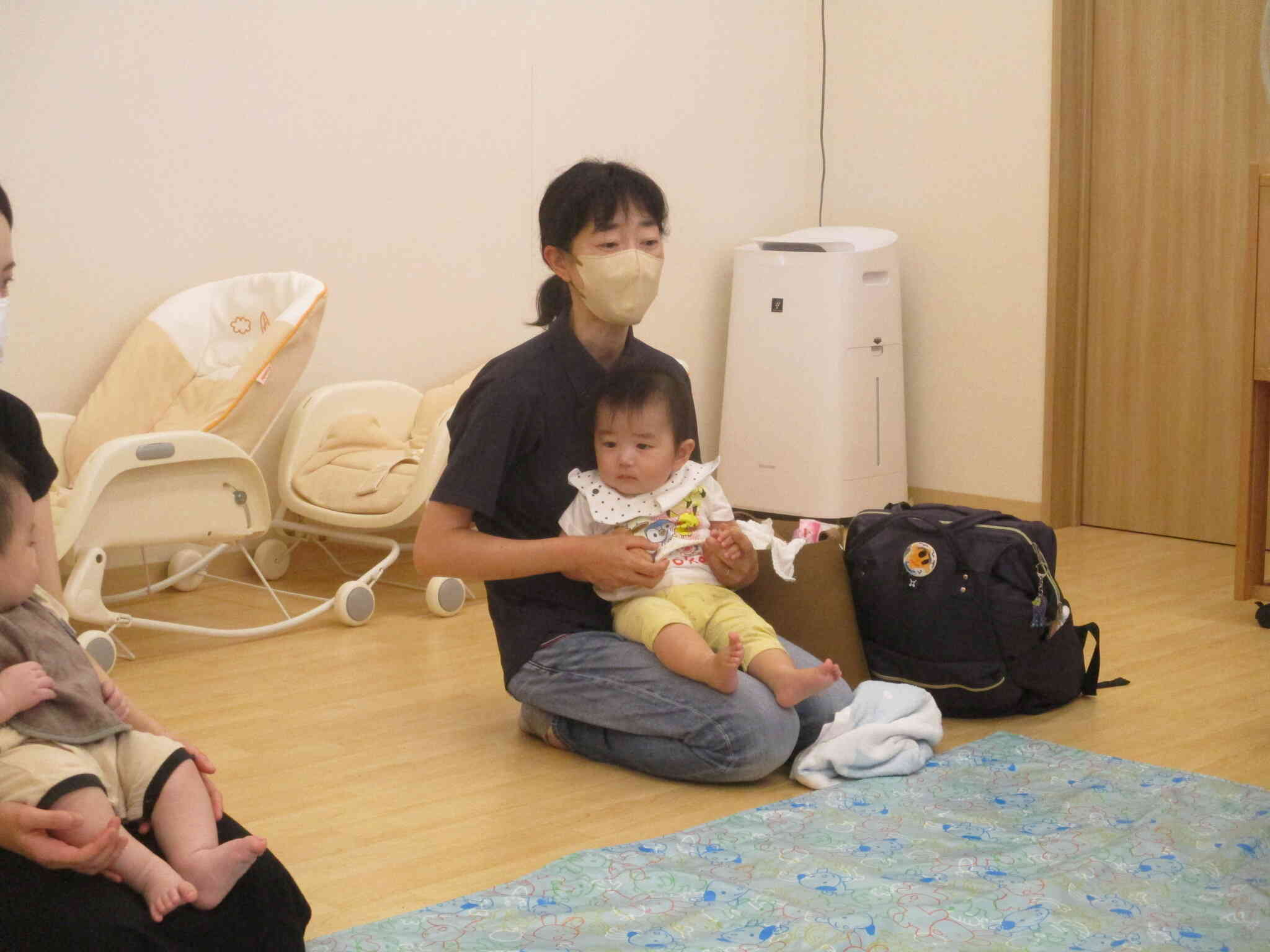 ベビーマッサージの前にご参加して頂いたお友だちの自己紹介を行いました。
