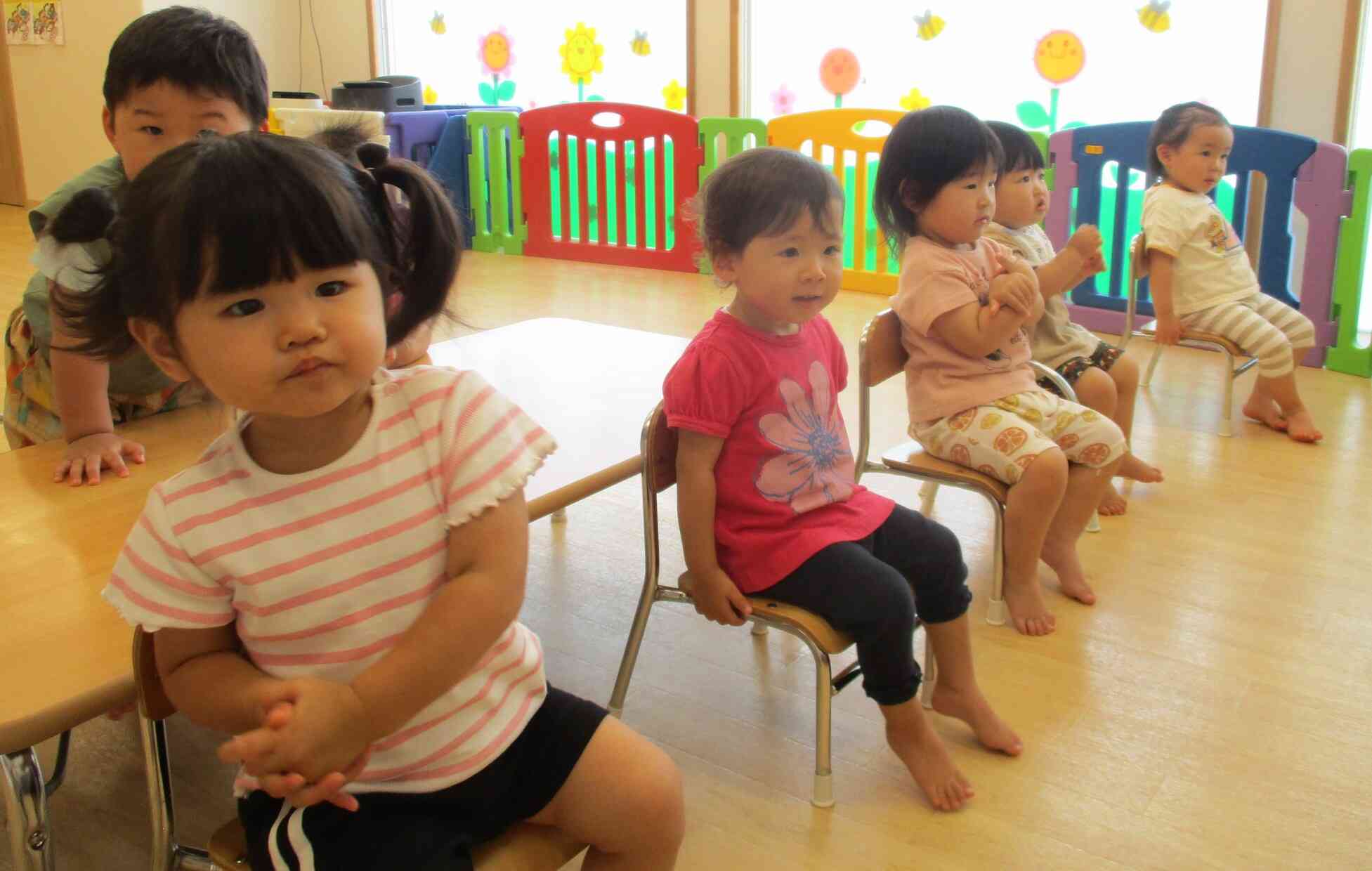 みんなで椅子に座ってさあ朝の会のスタートです。