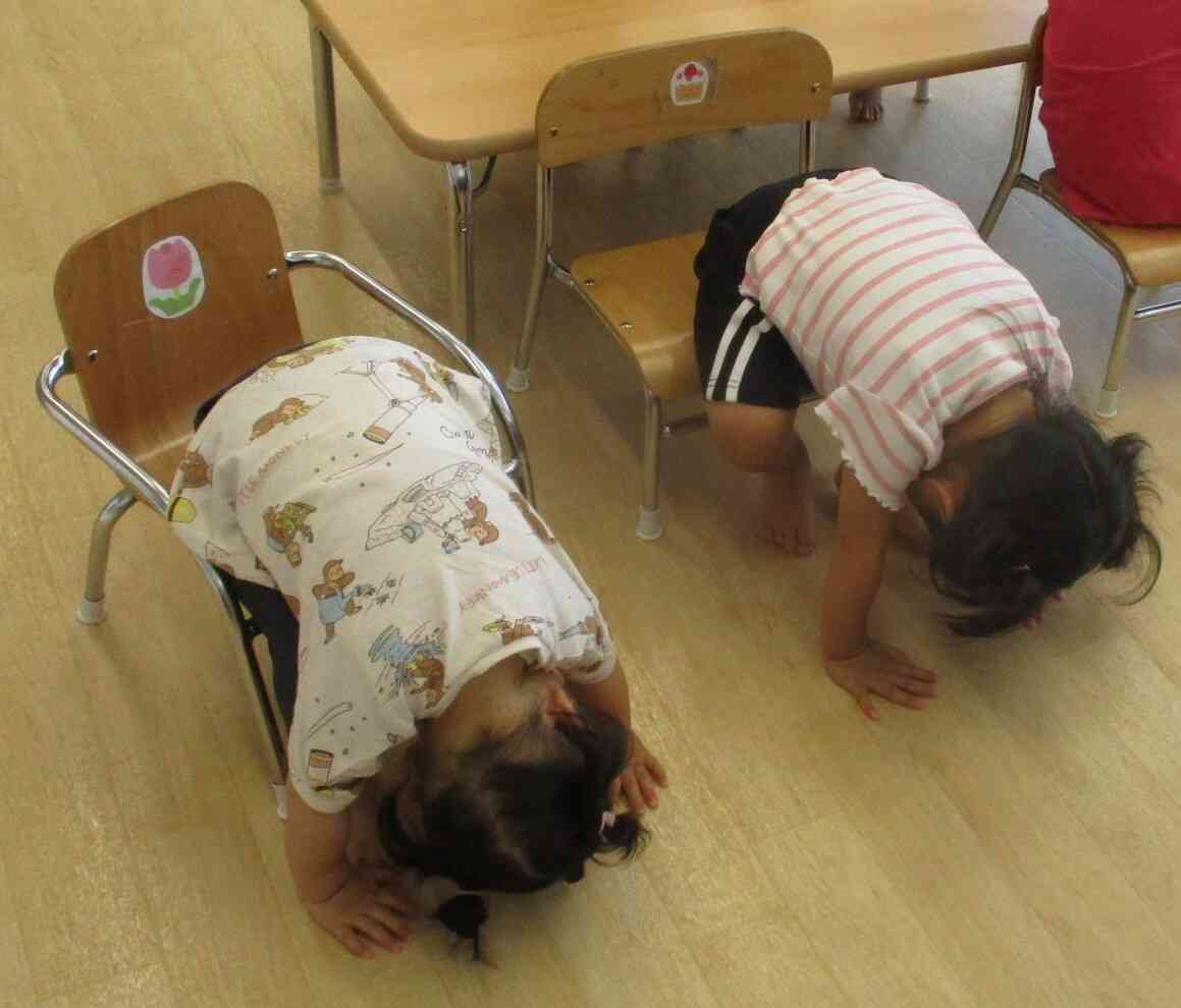 朝の挨拶のお辞儀を深々とする姿が可愛いあひる組（1歳児）の女の子。