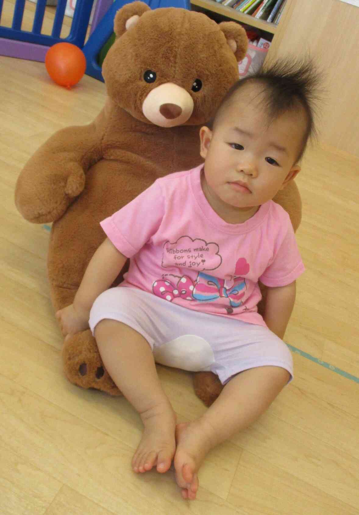 遊び疲れてクマに寄りかかってひと休みしたよ。