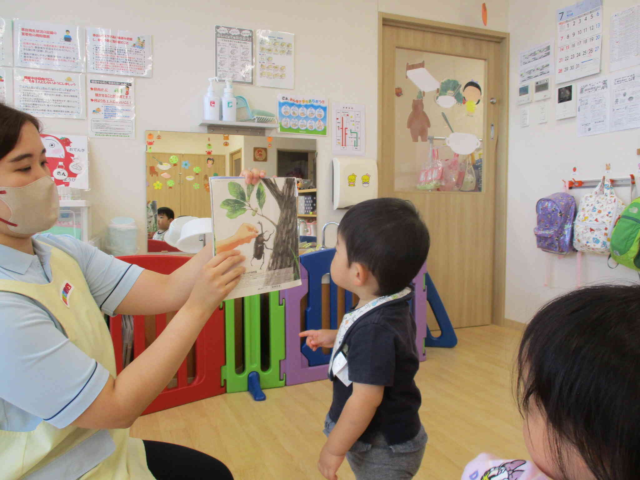 かぶと虫の絵本を読んでもらって興味津々の様子です。